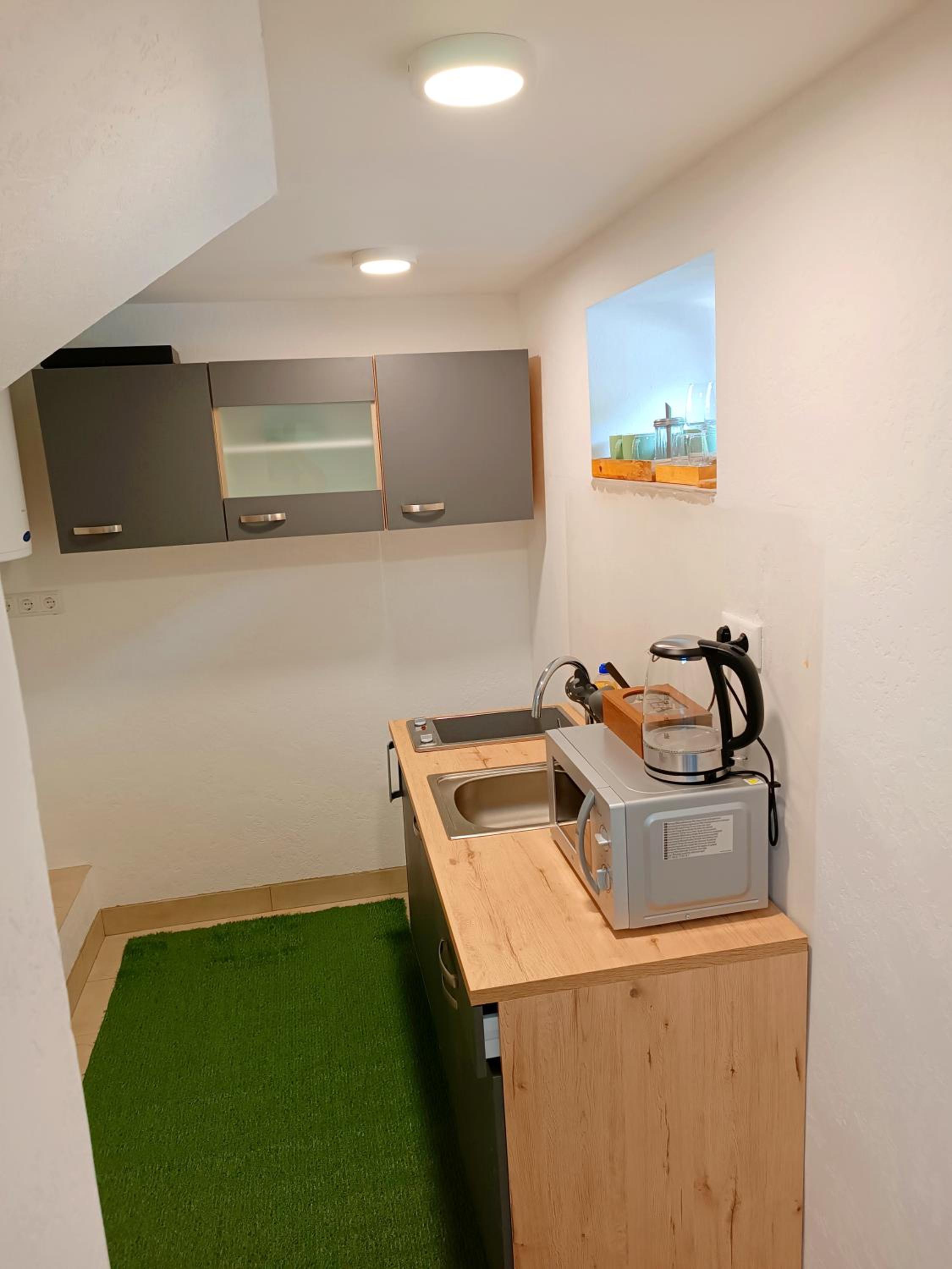 Studio Apartment with Queen Bed photo 3
