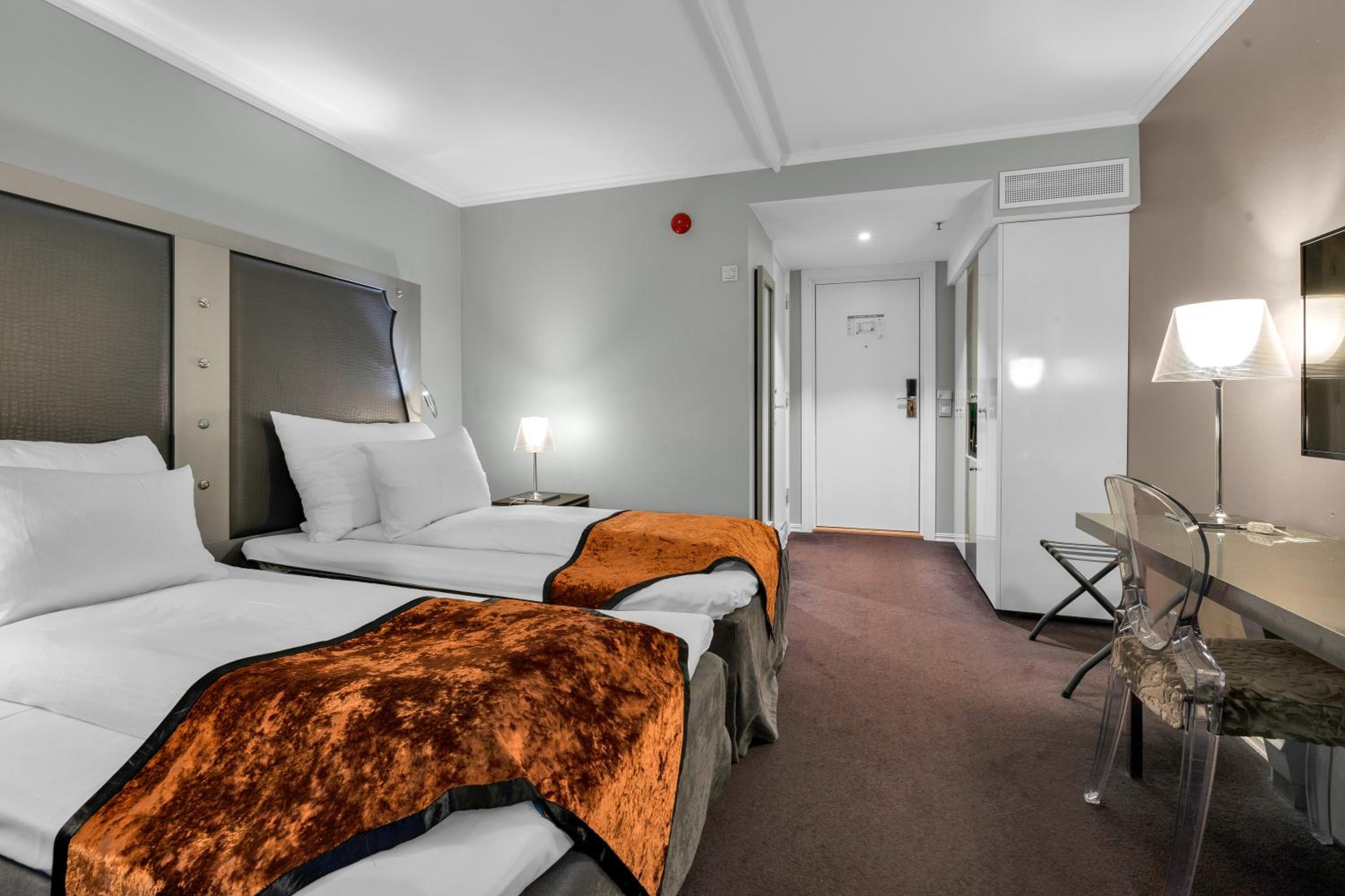 Standard Twin Room - Photo 1