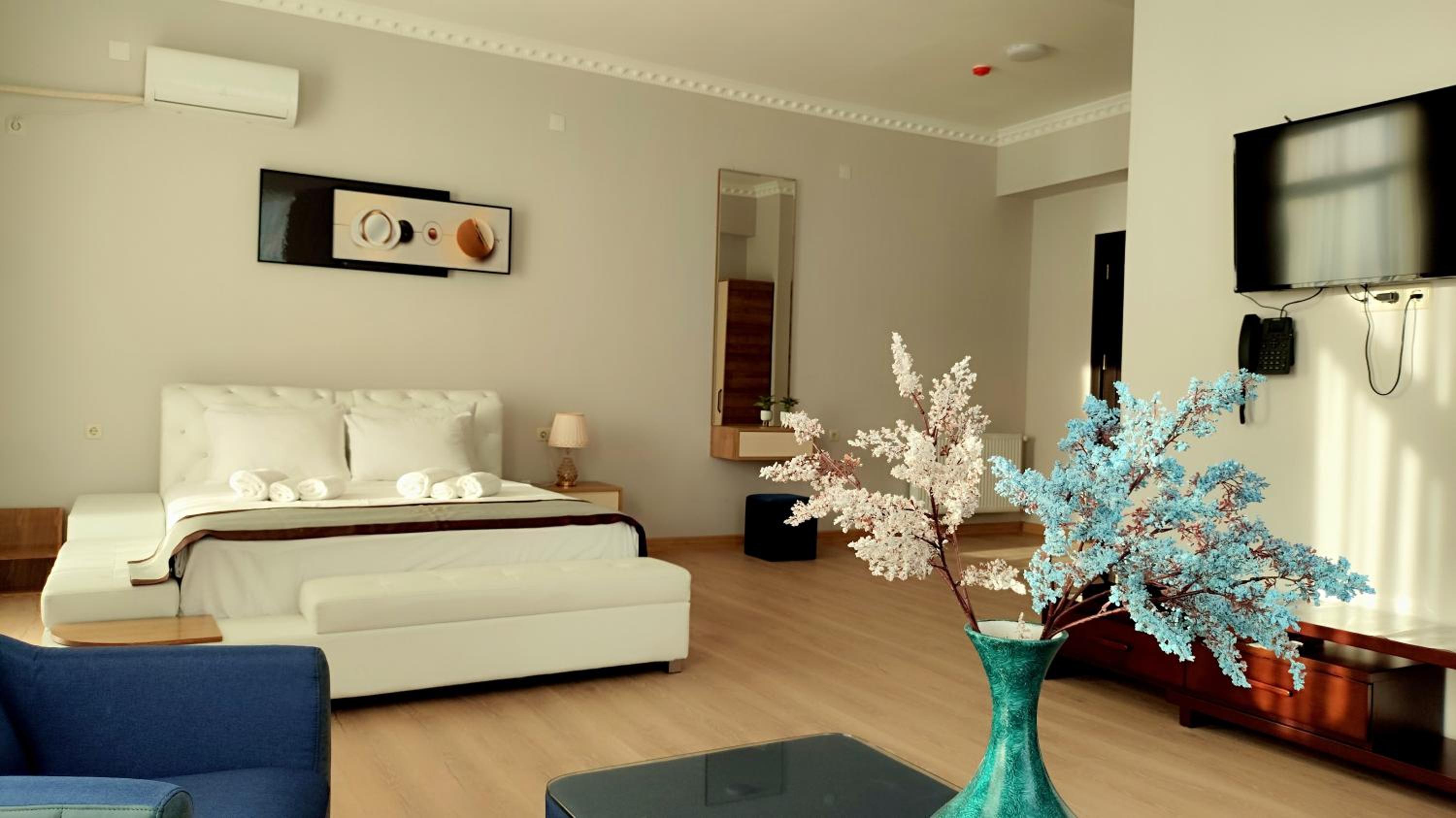 Deluxe Double Room with Balcony photo 2