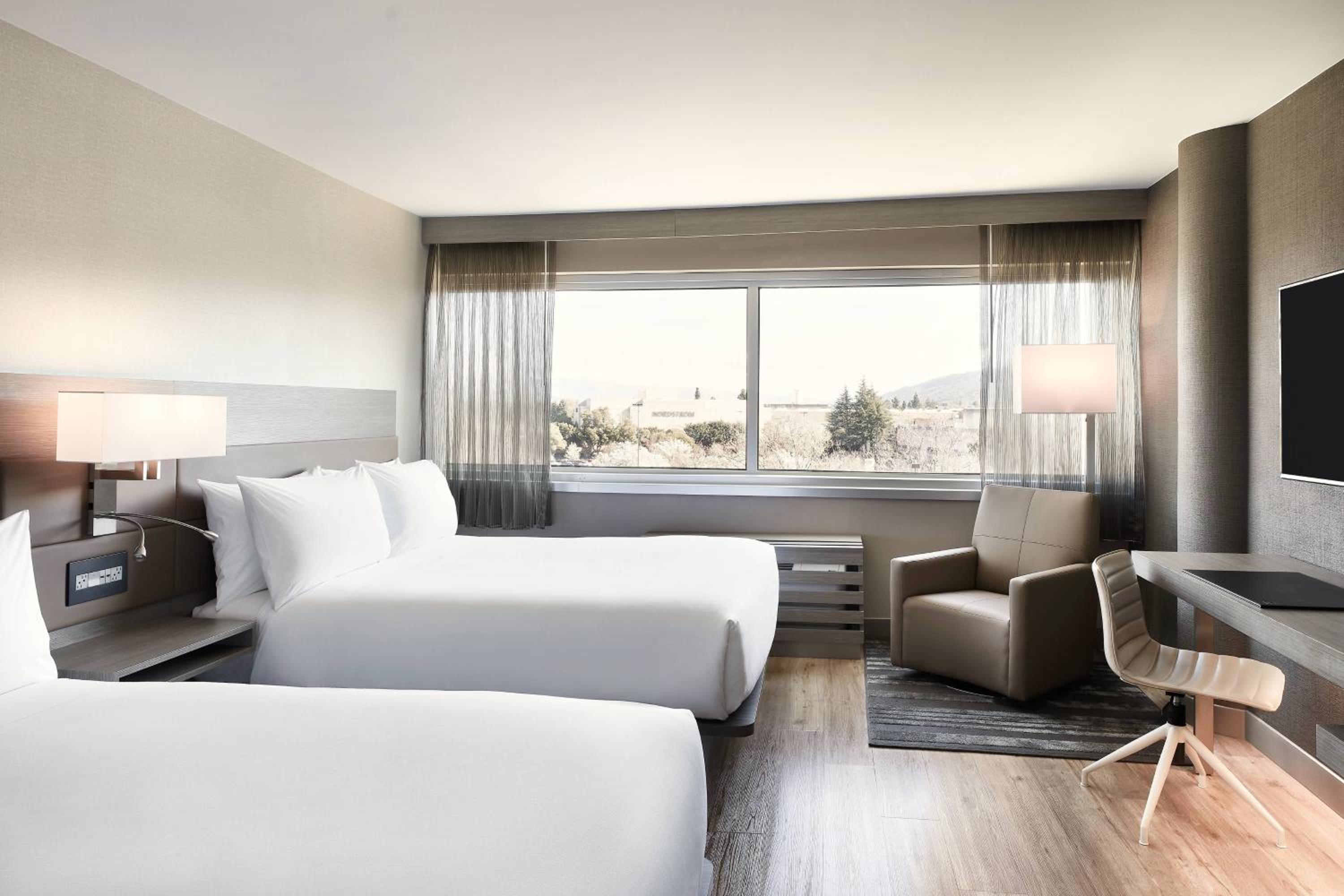 Deluxe Queen Room with Mountain View - Photo 1