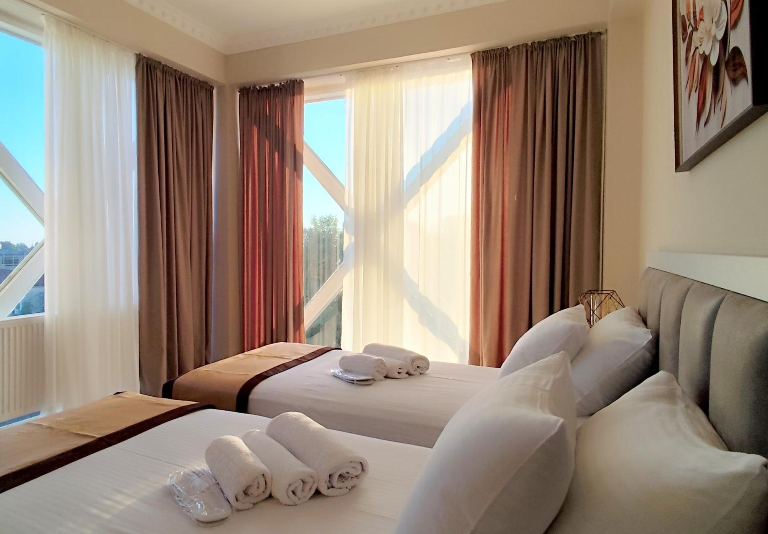 Superior Twin Room with City View photo 2