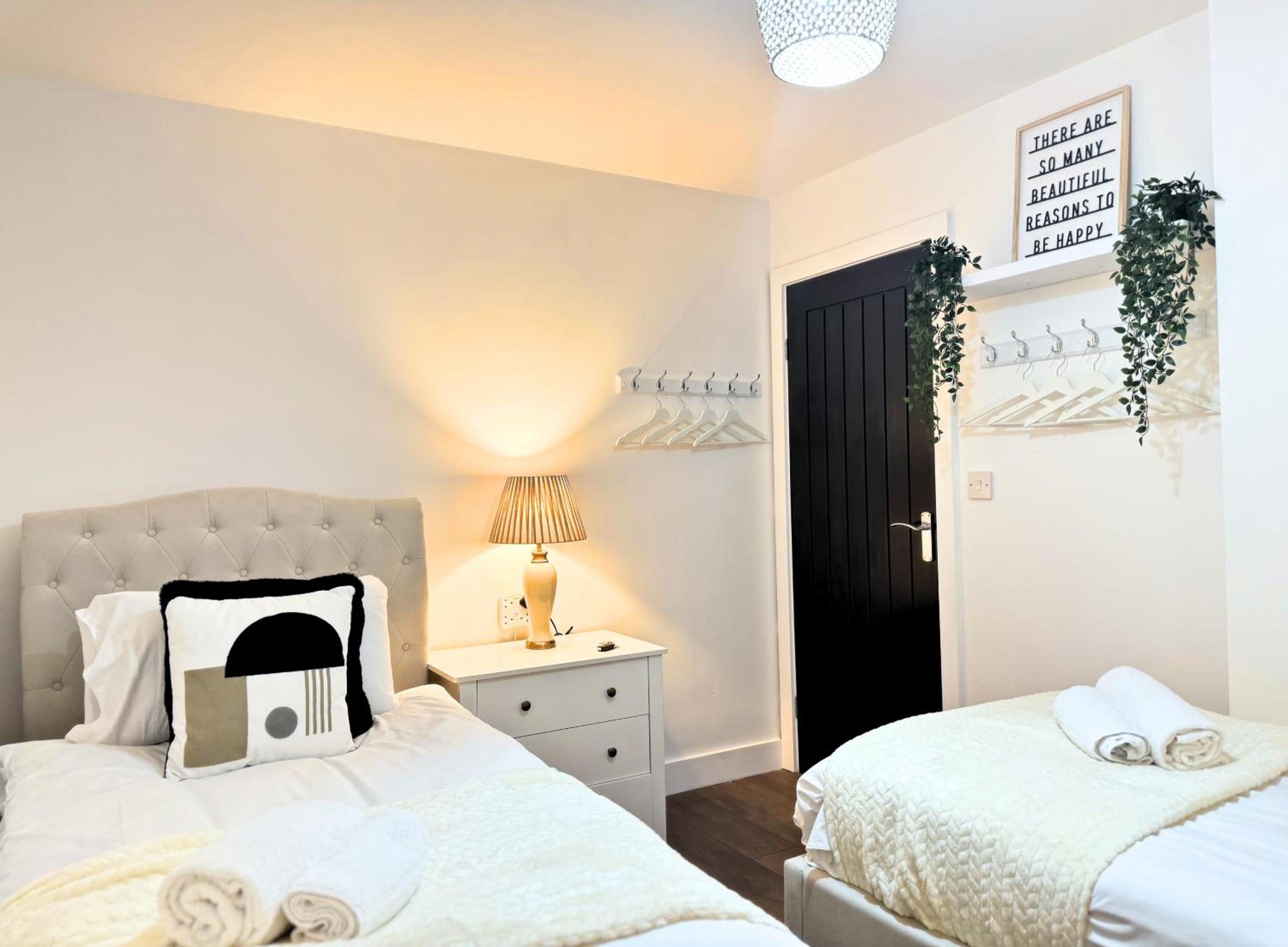 Deluxe One-Bedroom Apartment with City View - Photo 2