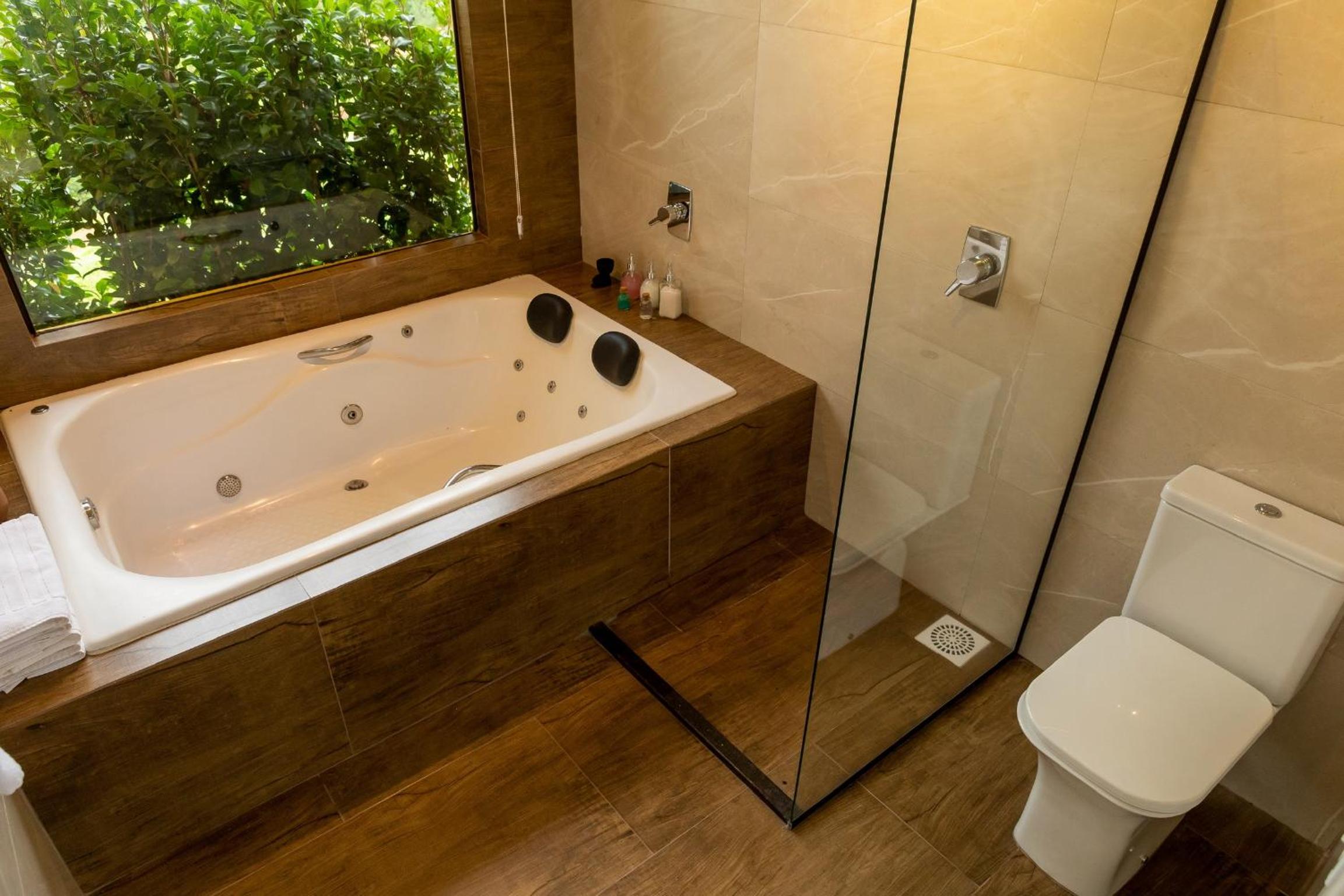 Deluxe Suite with Spa Bath photo 2
