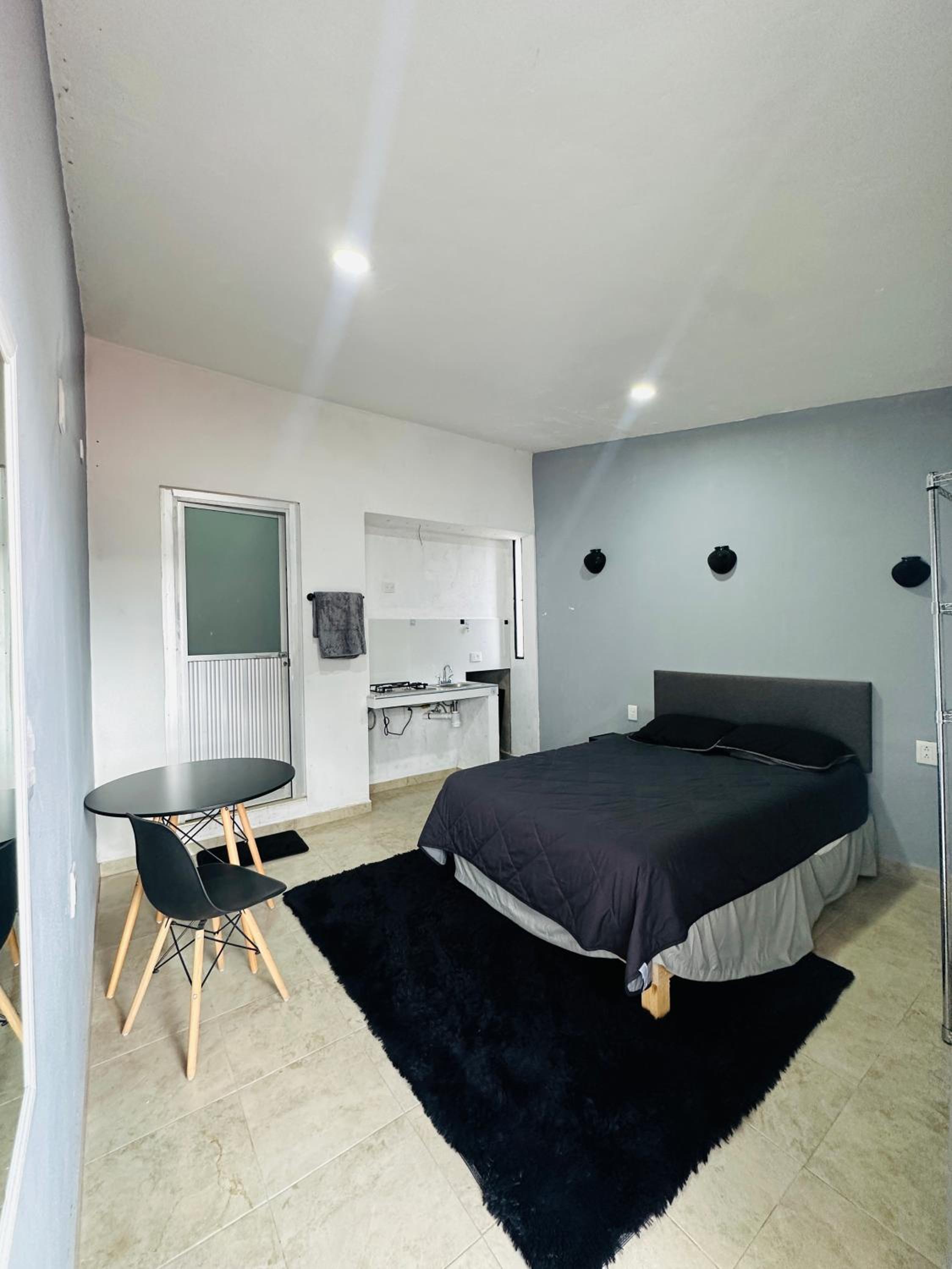 One-Bedroom Apartment photo 1