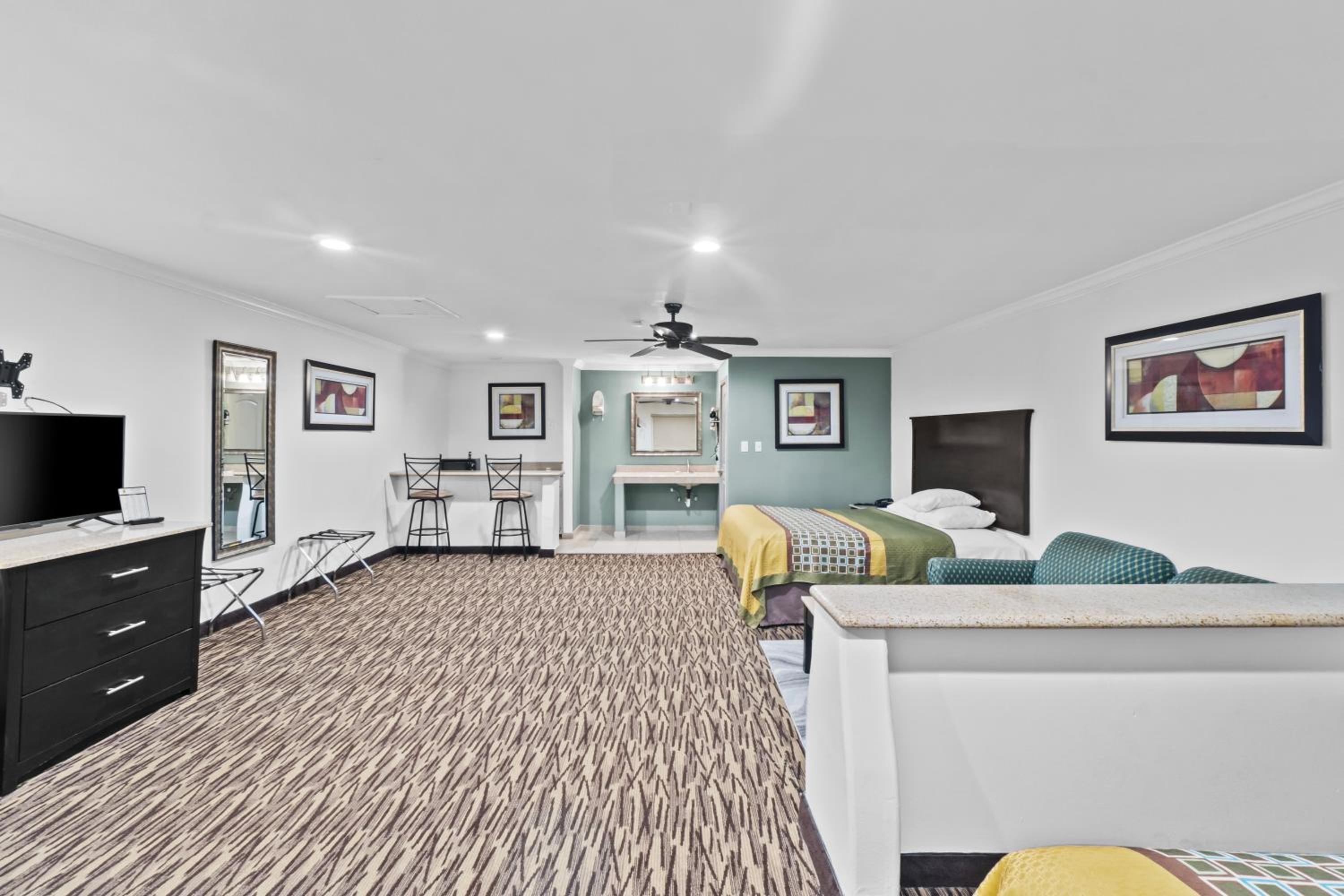 Suite with One King Bed and One Queen Bed - Photo 6