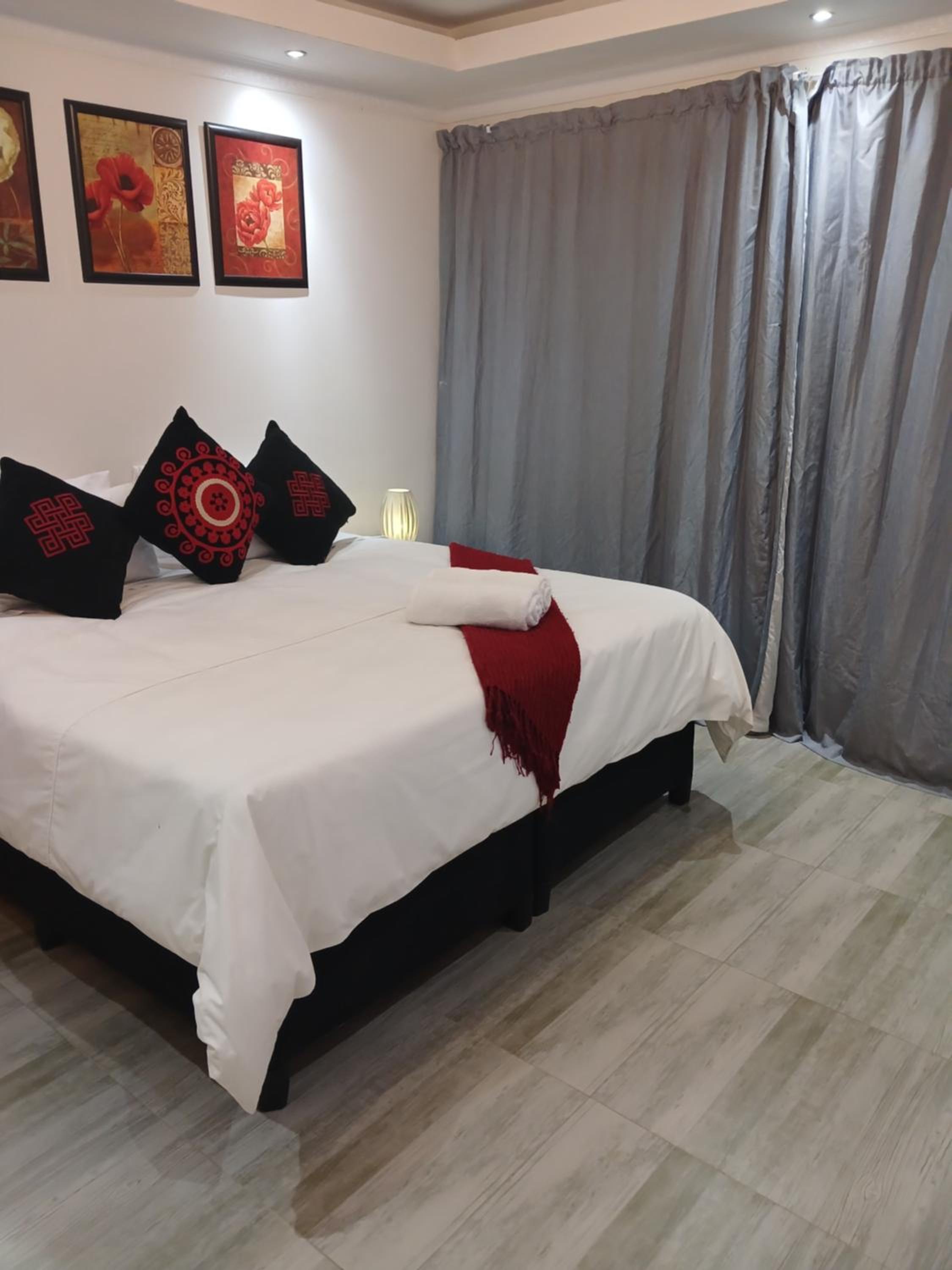 Deluxe King Suite photo 2