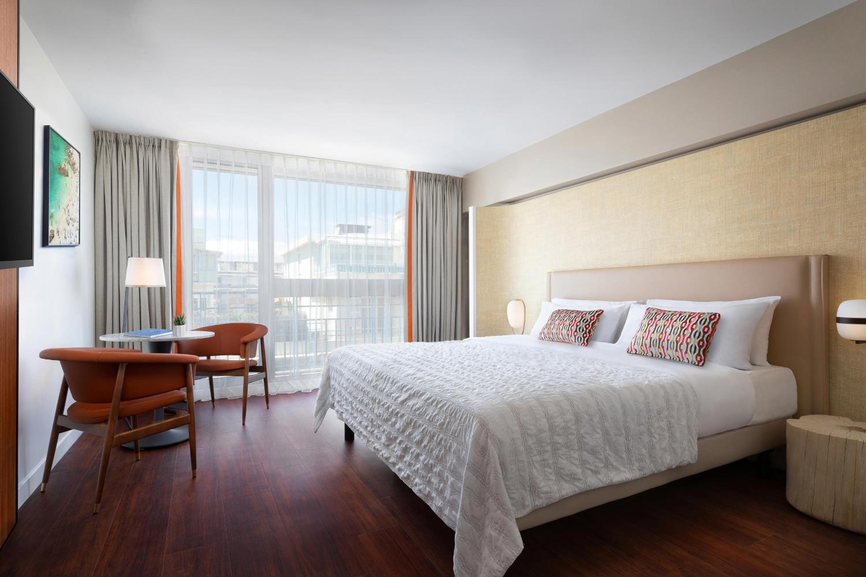Deluxe room with City view, King bed - Photo 1