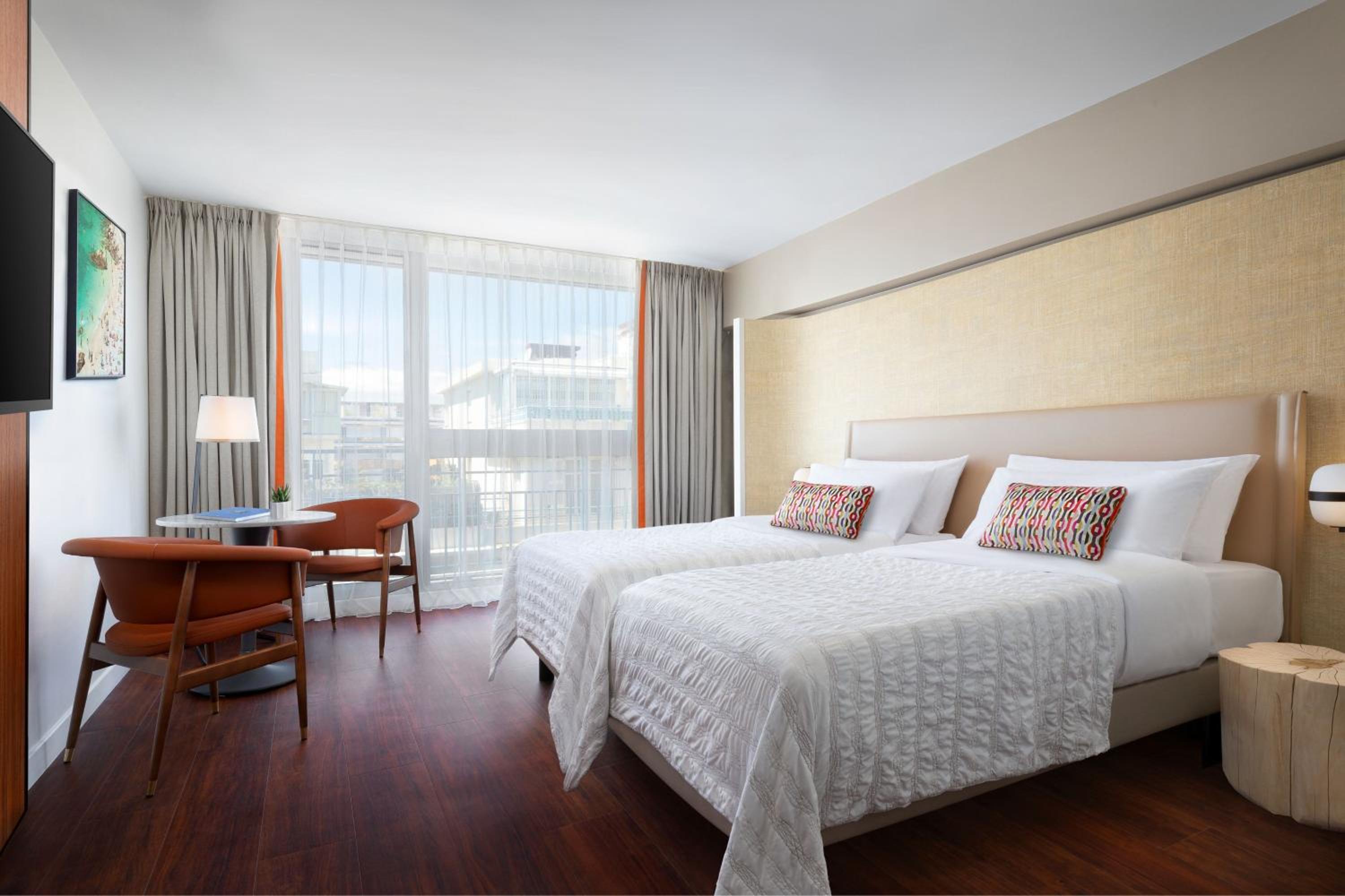 Deluxe room with City view, Twin Bed - Photo 1