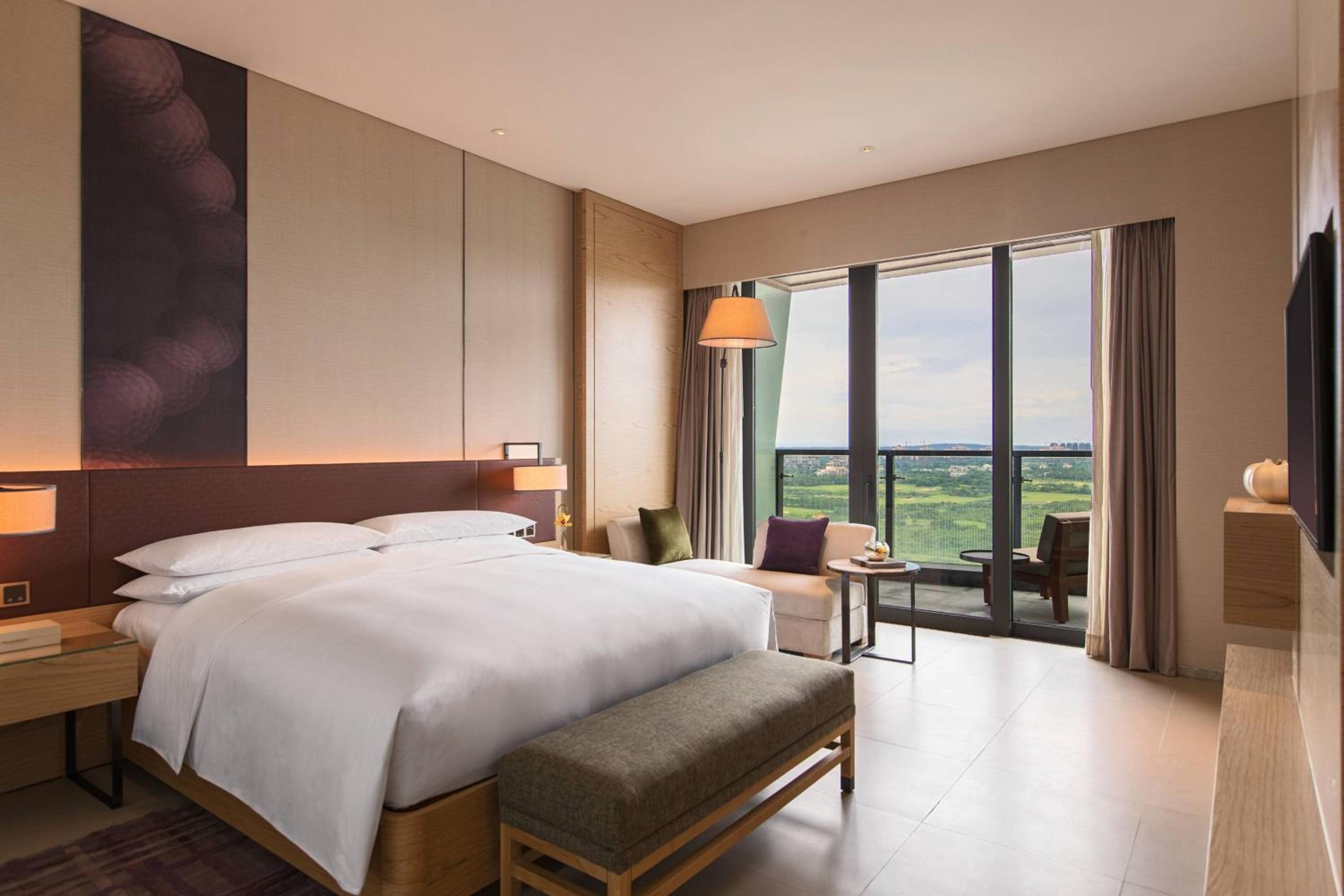 Executive Suite, Club lounge access, 1 King, Golf view photo 1