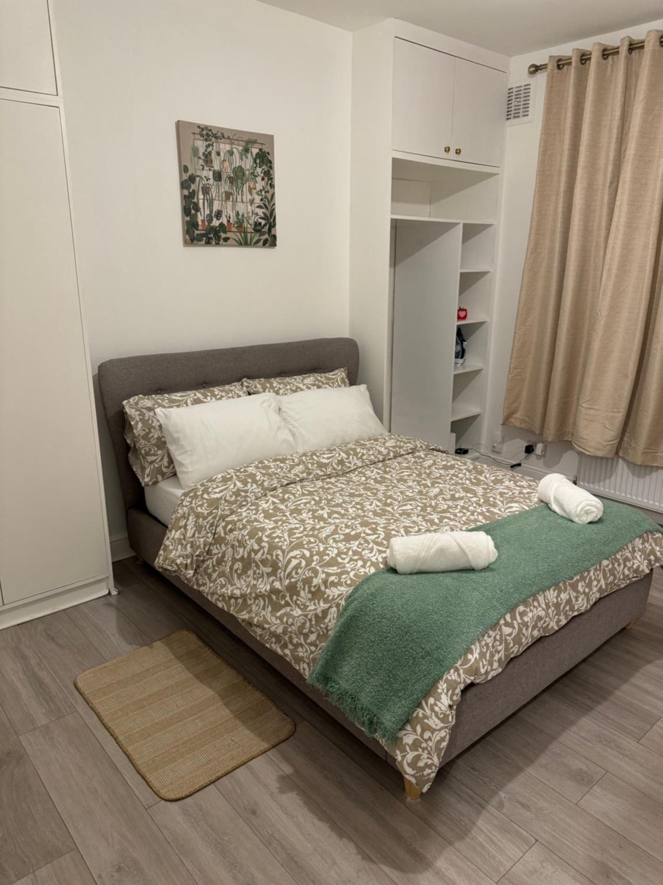 One-Bedroom Apartment photo 1