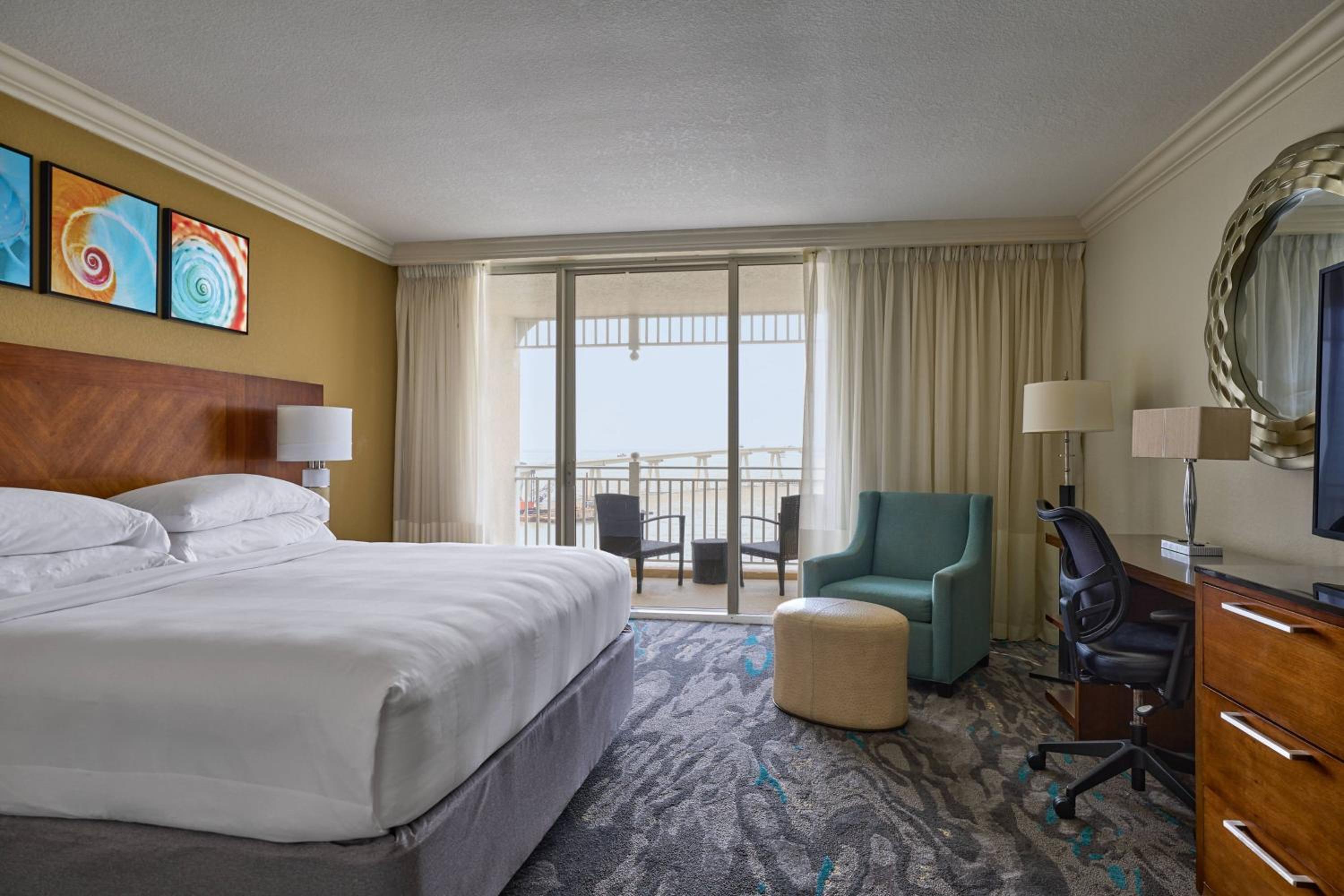 Guest Room, One King, Water View, Captiva Tower, Balcony - Photo 1