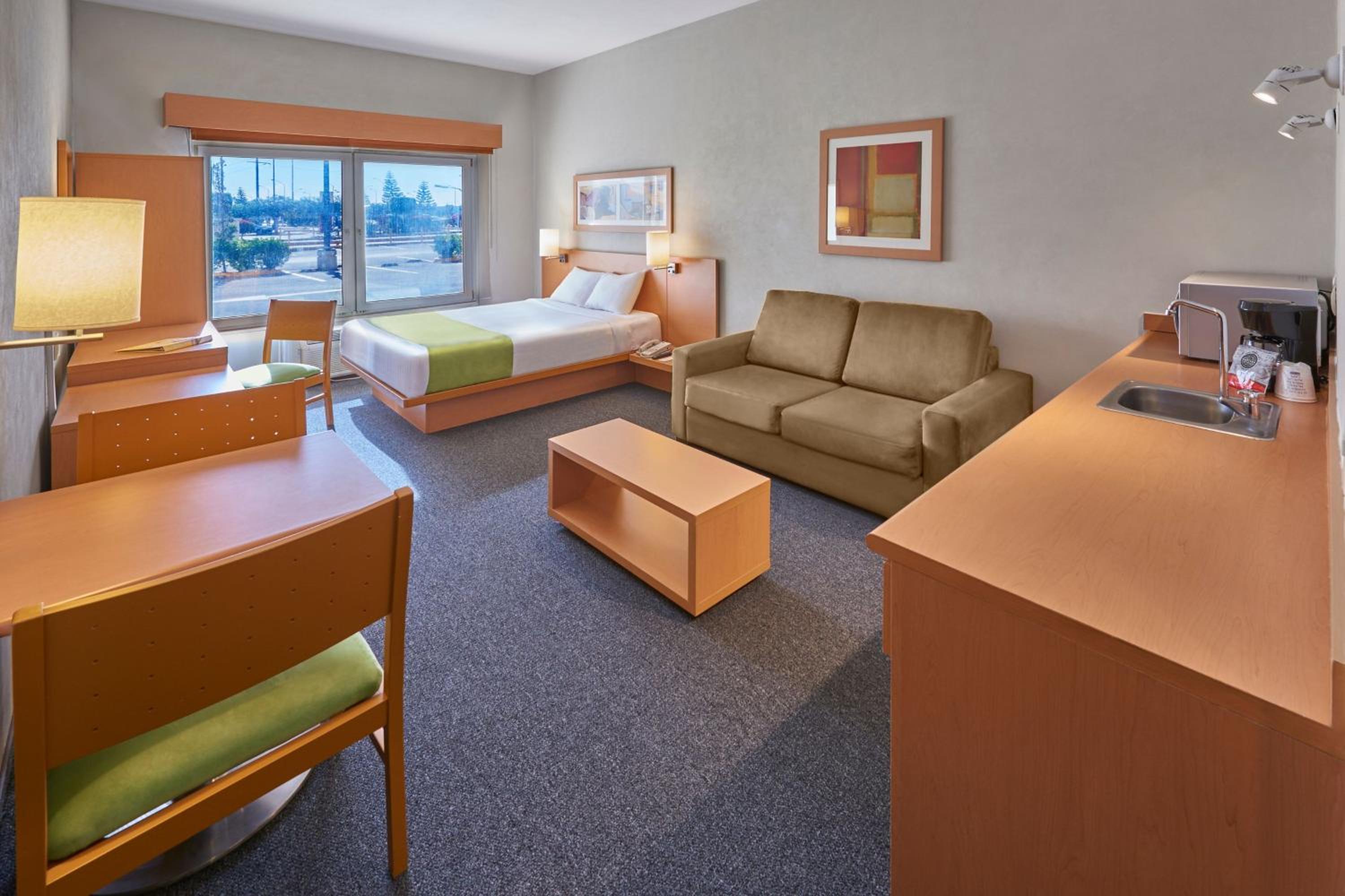 Queen Suite with Sofa Bed - Photo 7