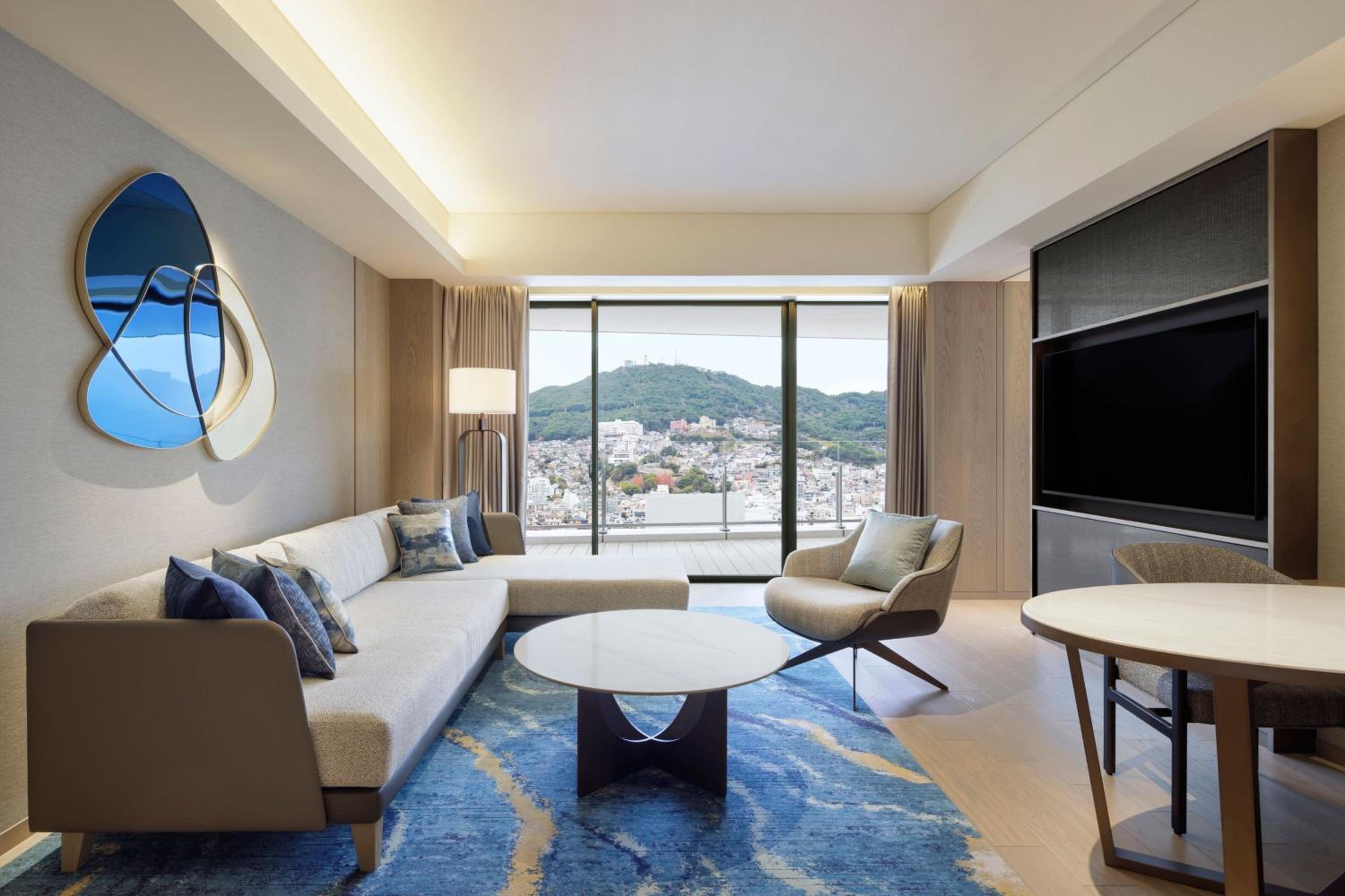 One-Bedroom Panorama Suite - Club Lounge Access - Photo 2