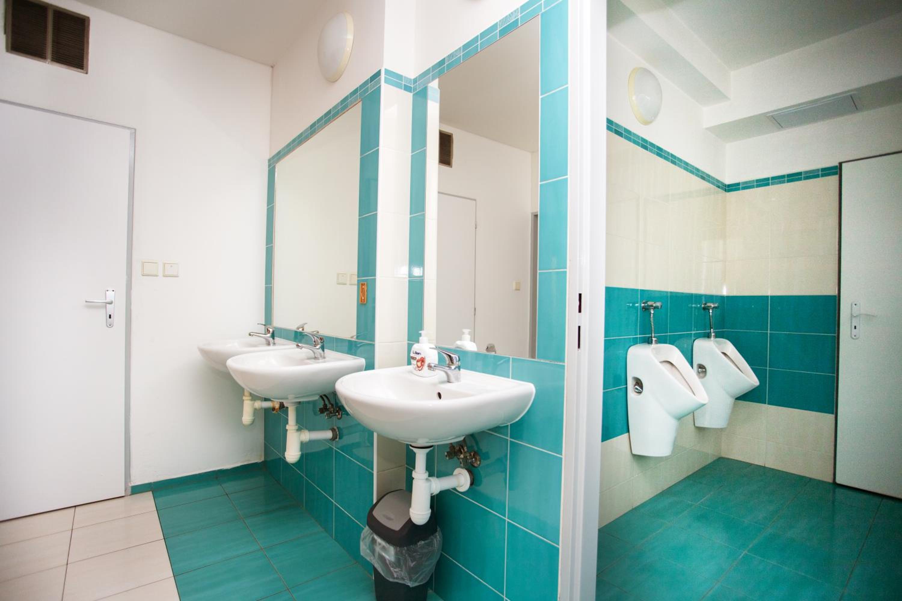 Family Room with Shared Bathroom photo 2