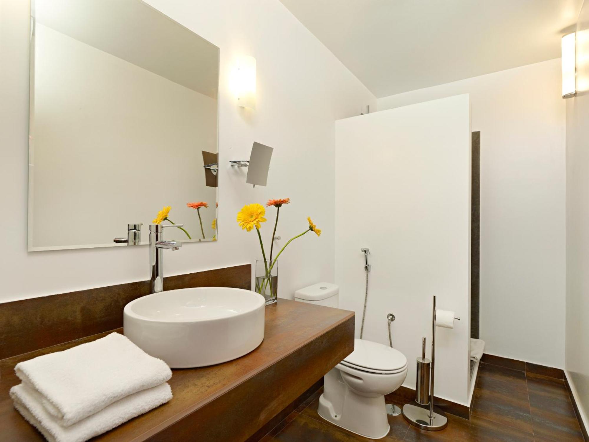One-Bedroom Apartment - Photo 2