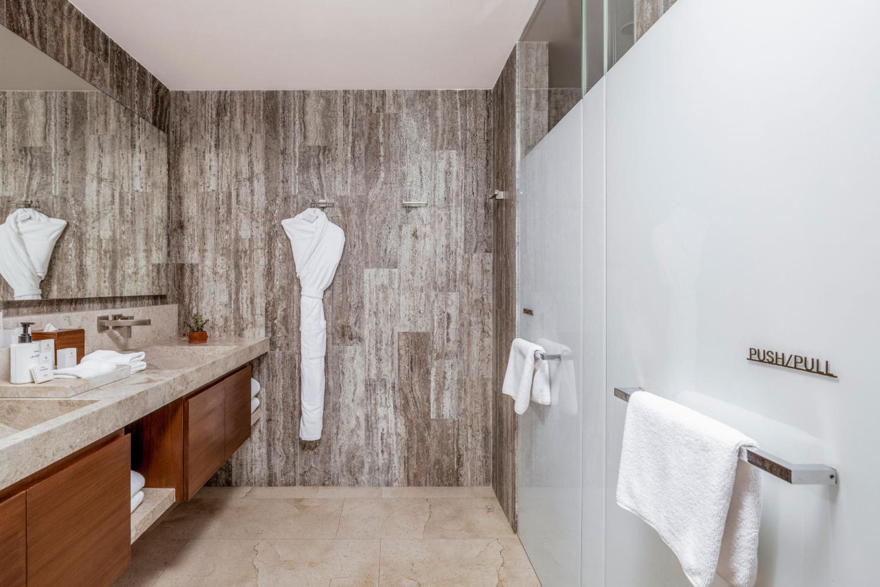 Three Bedroom Suite (Non Smoking) photo 2