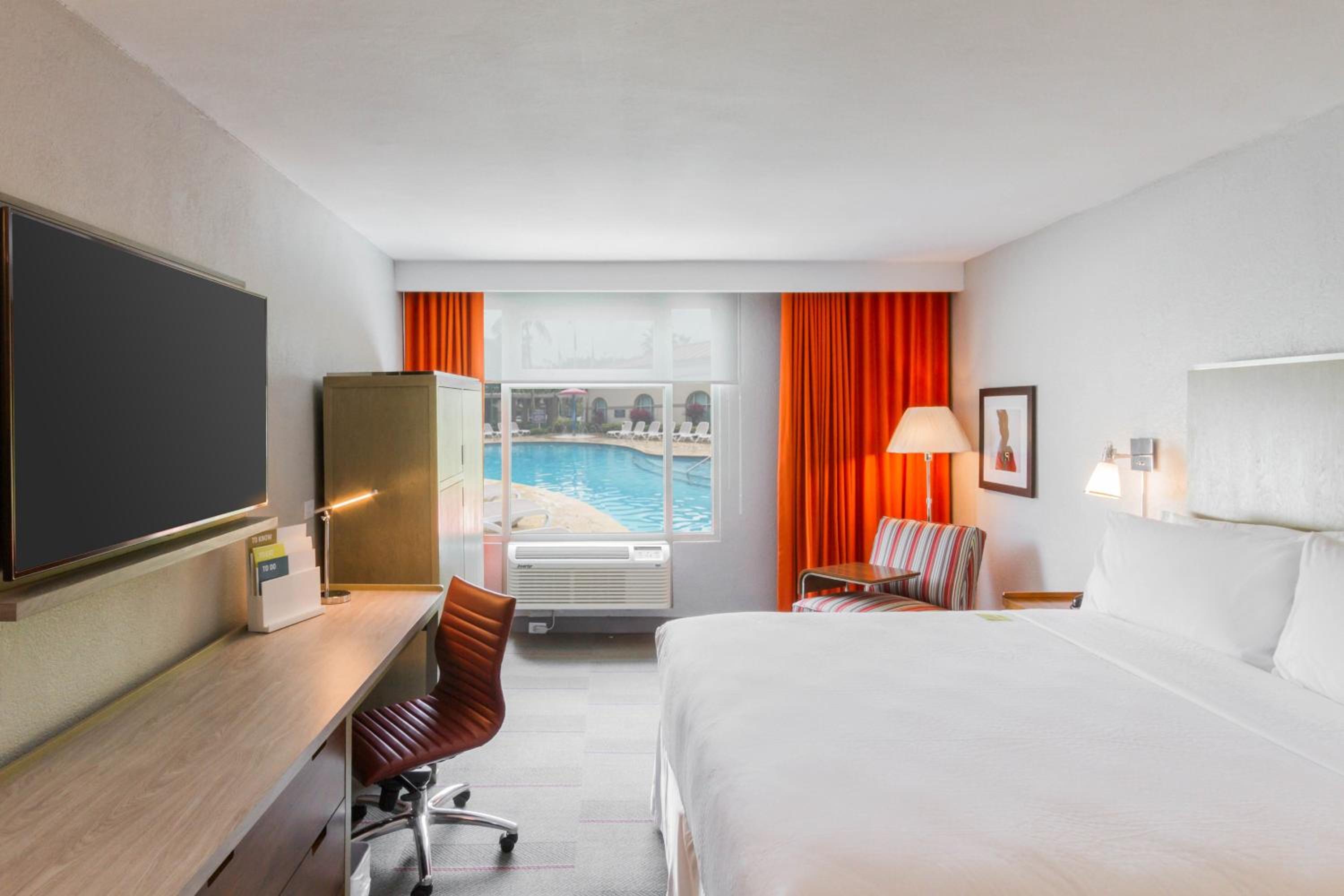 Deluxe Pool View Room, 1 King - Photo 4