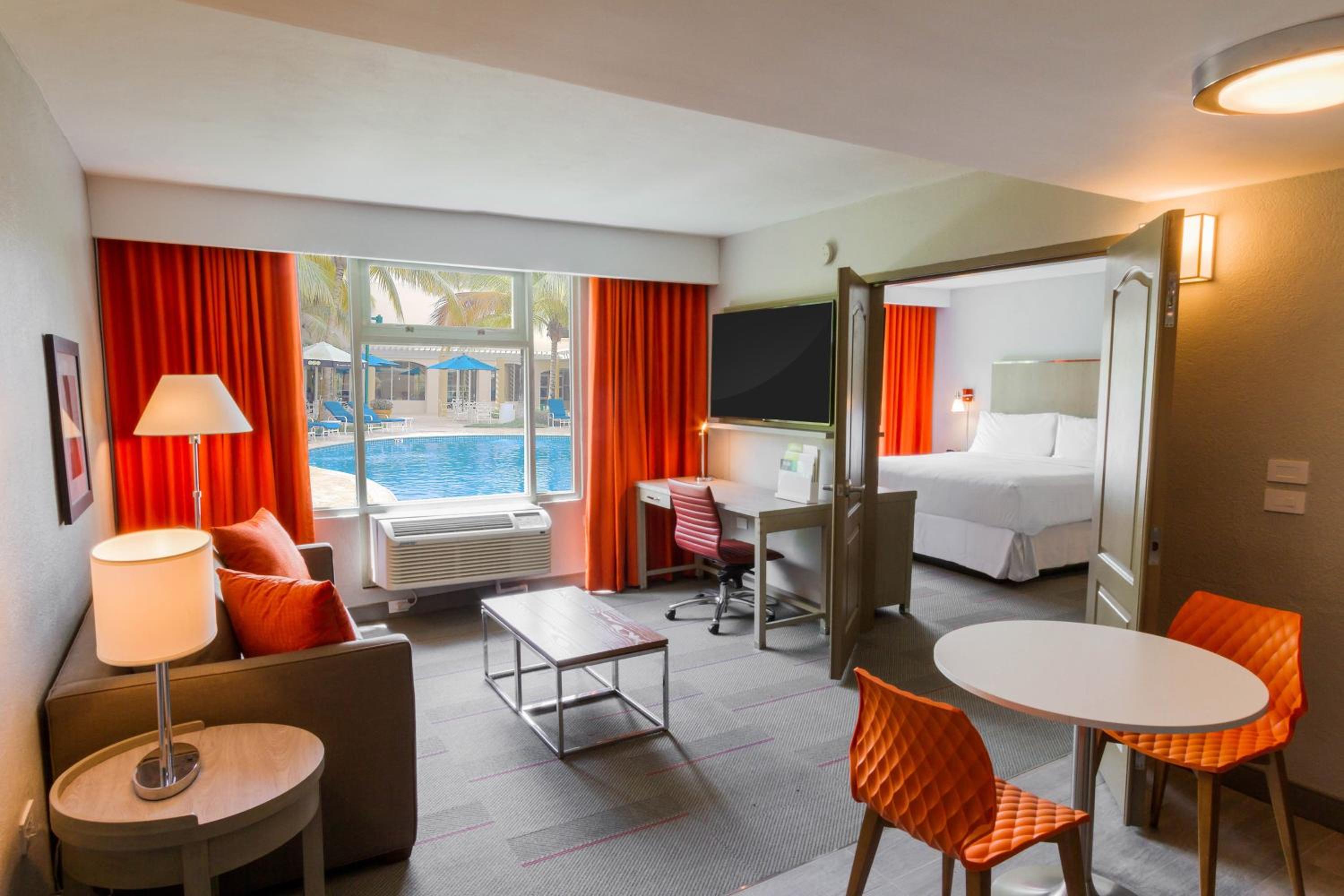 Deluxe Pool View Suite, 1 King, Sofa bed