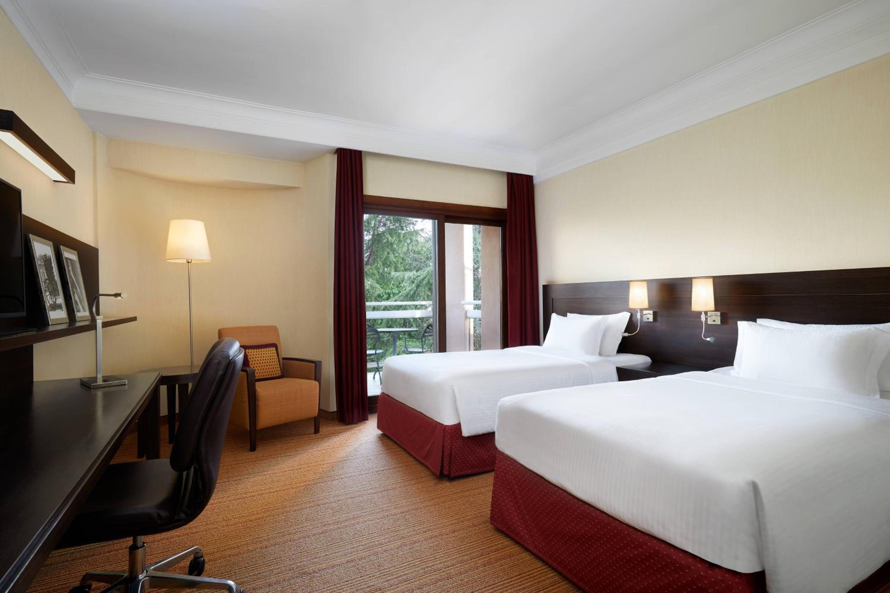 Guest room, 2 Twin/Single Bed(s), Low floor thumbnail 5