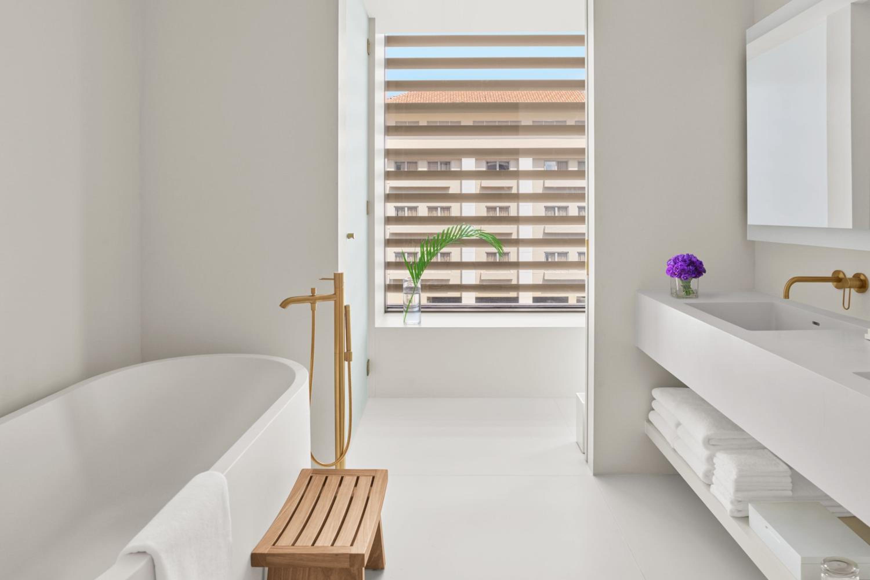 Orchard Suite, 1 Bedroom Larger Suite, 1 King, City view, Upper floor photo