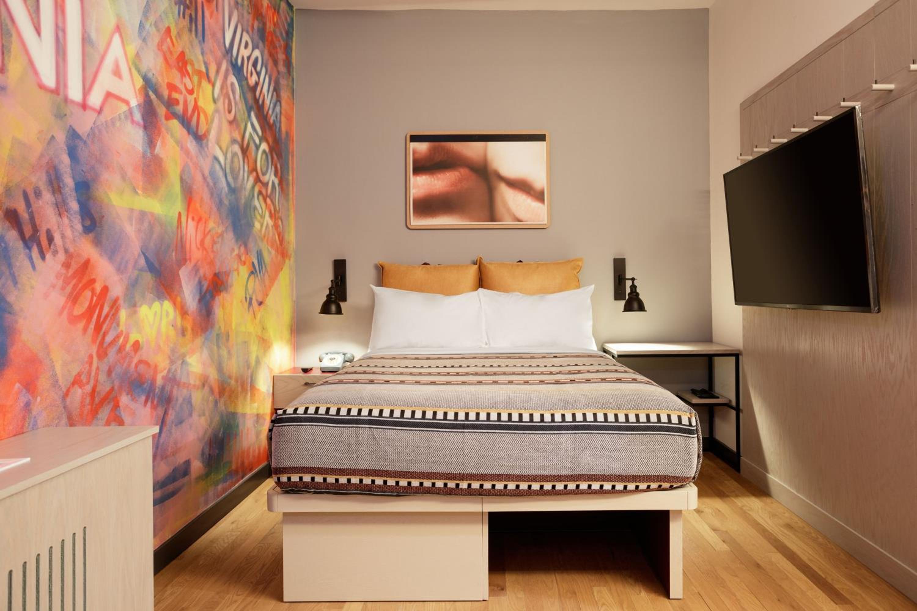 Queen Room with Specialty Bed - Photo 3