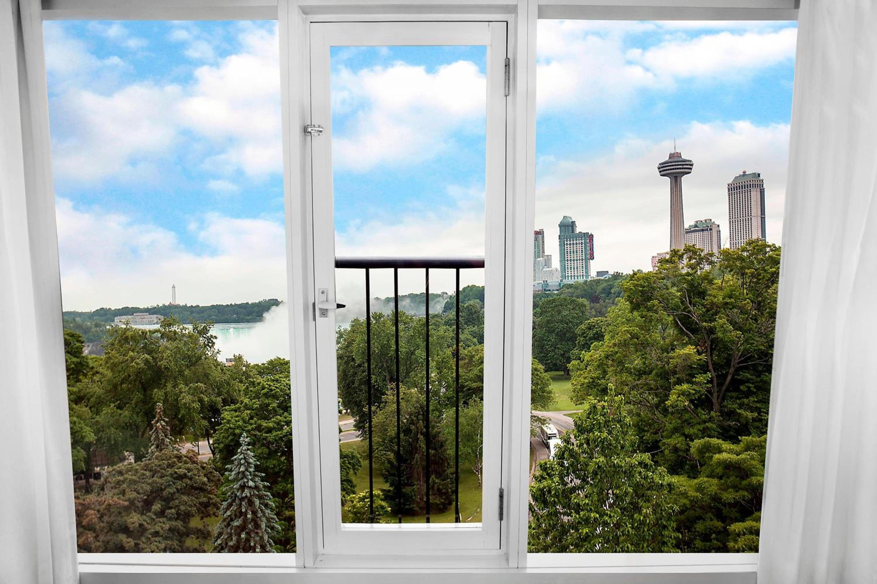 Partial Fallsview Guest room, 1 Queen