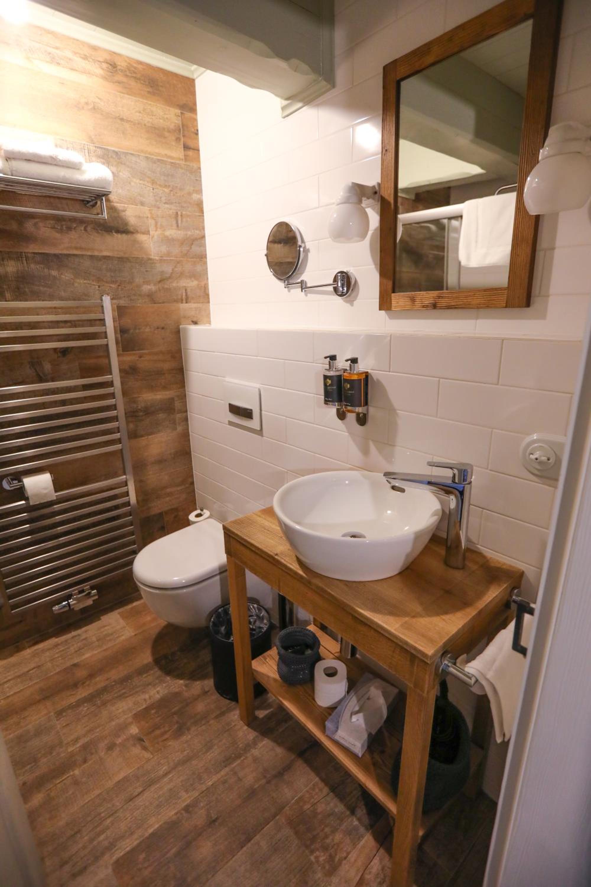 Deluxe Double Room with Extra Bed photo 3