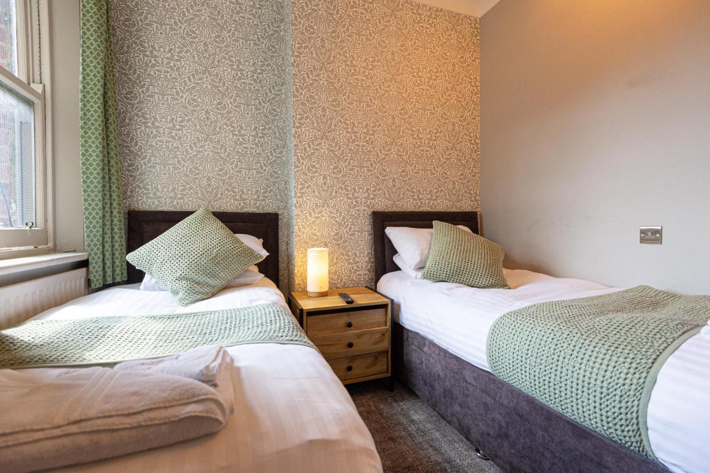 Twin Room with Private Bathroom - Photo 11