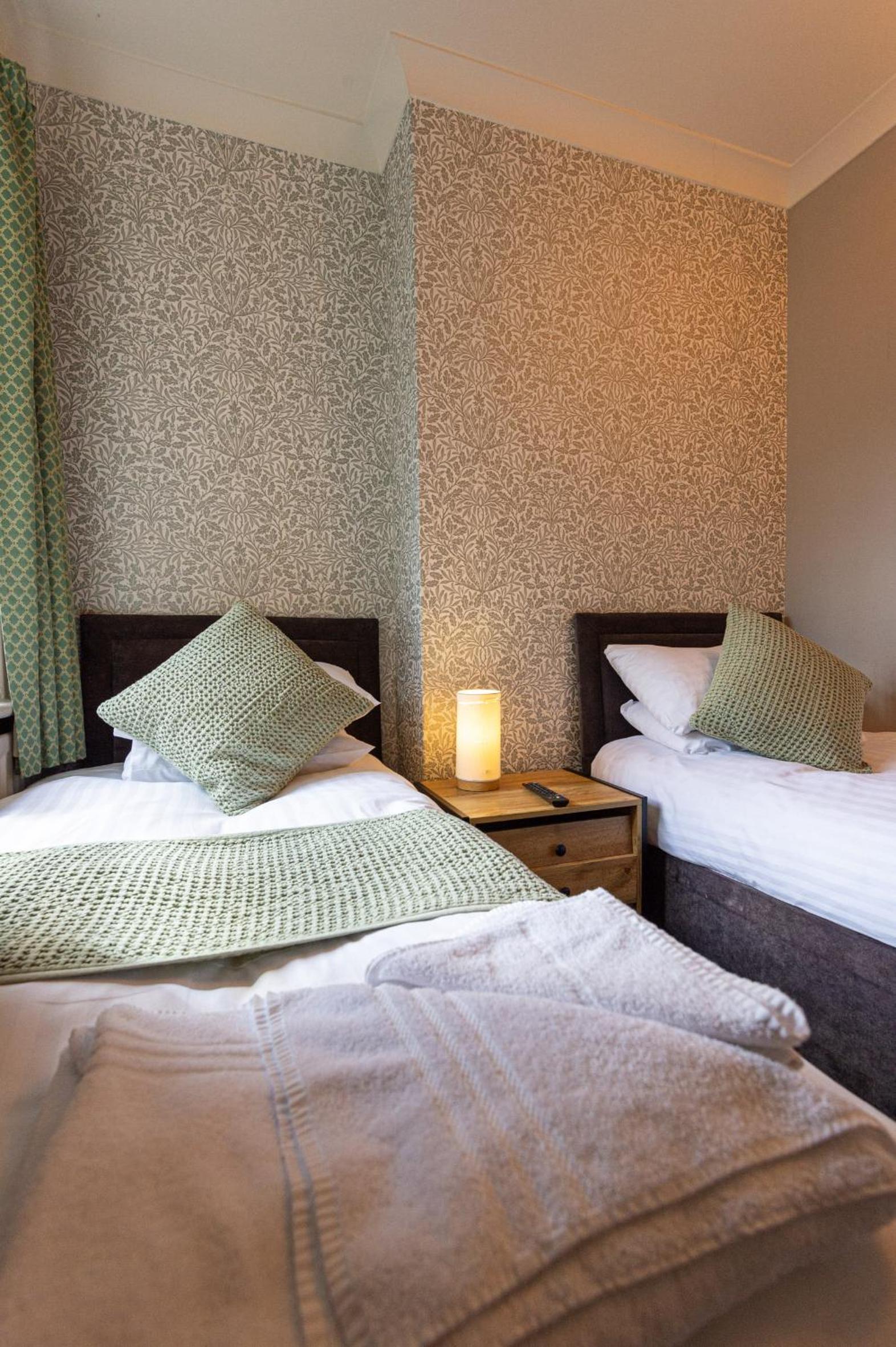 Twin Room with Private Bathroom - Photo 12