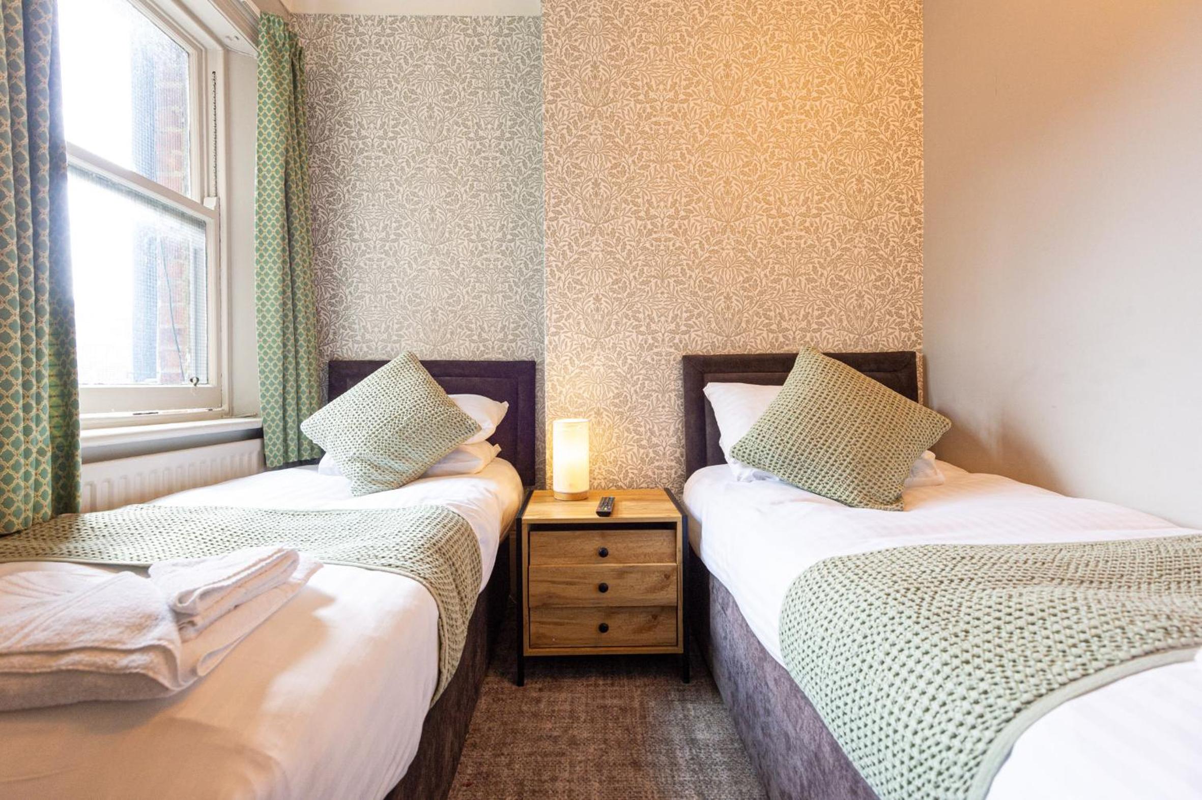 Twin Room with Private Bathroom - Photo 13