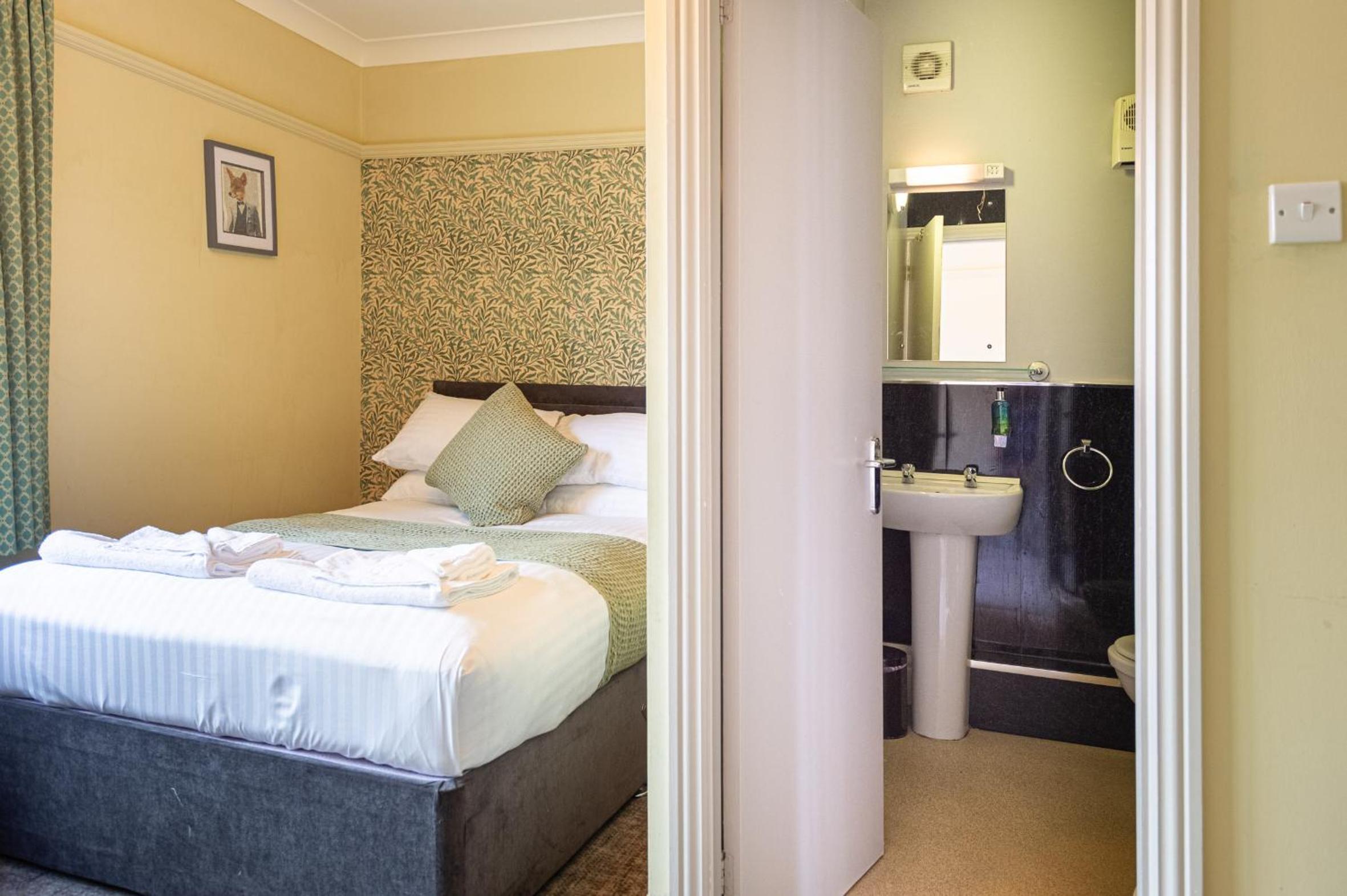 Standard Double Room - Photo 7