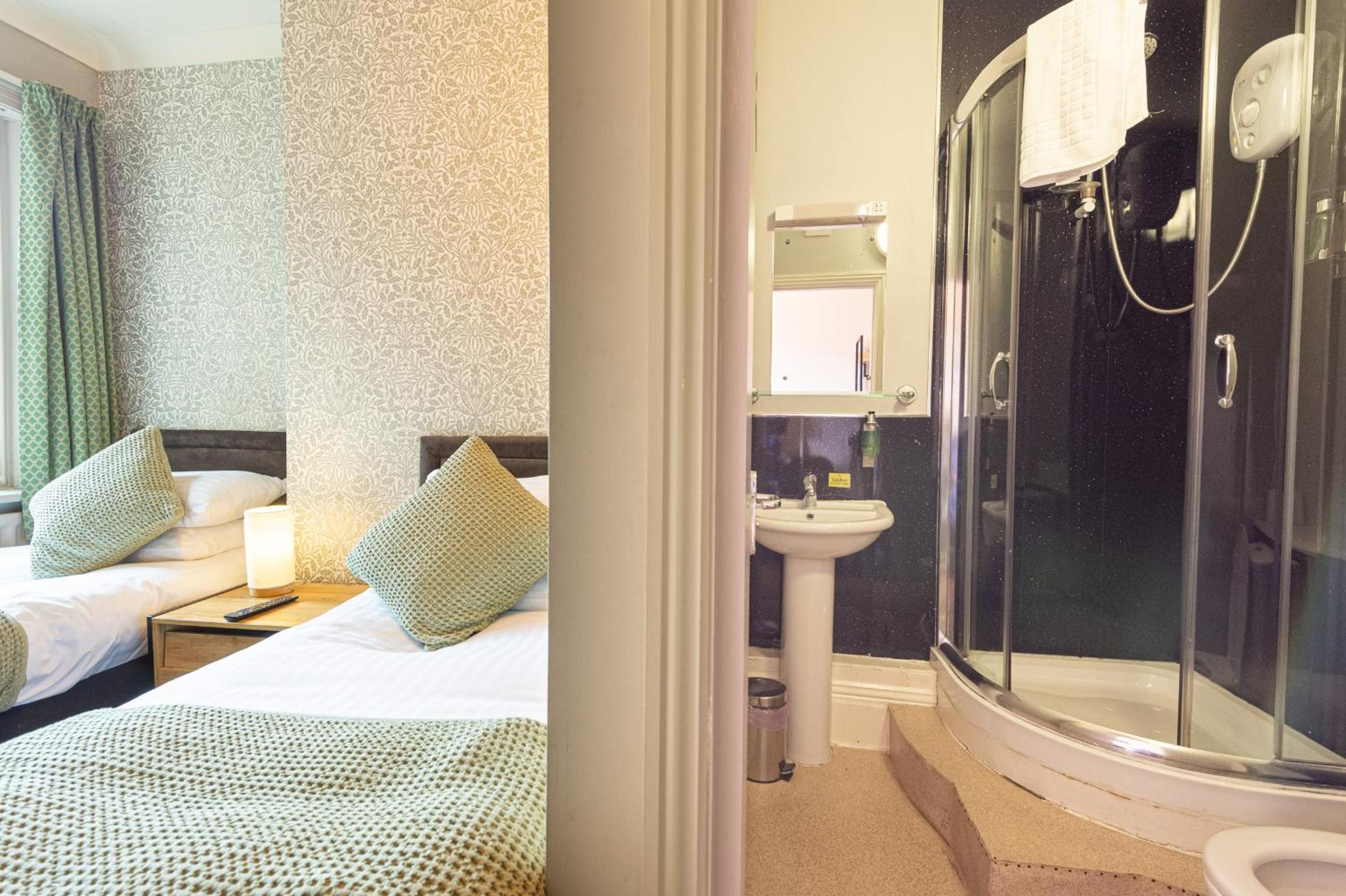 Twin Room with Private Bathroom - Photo 1