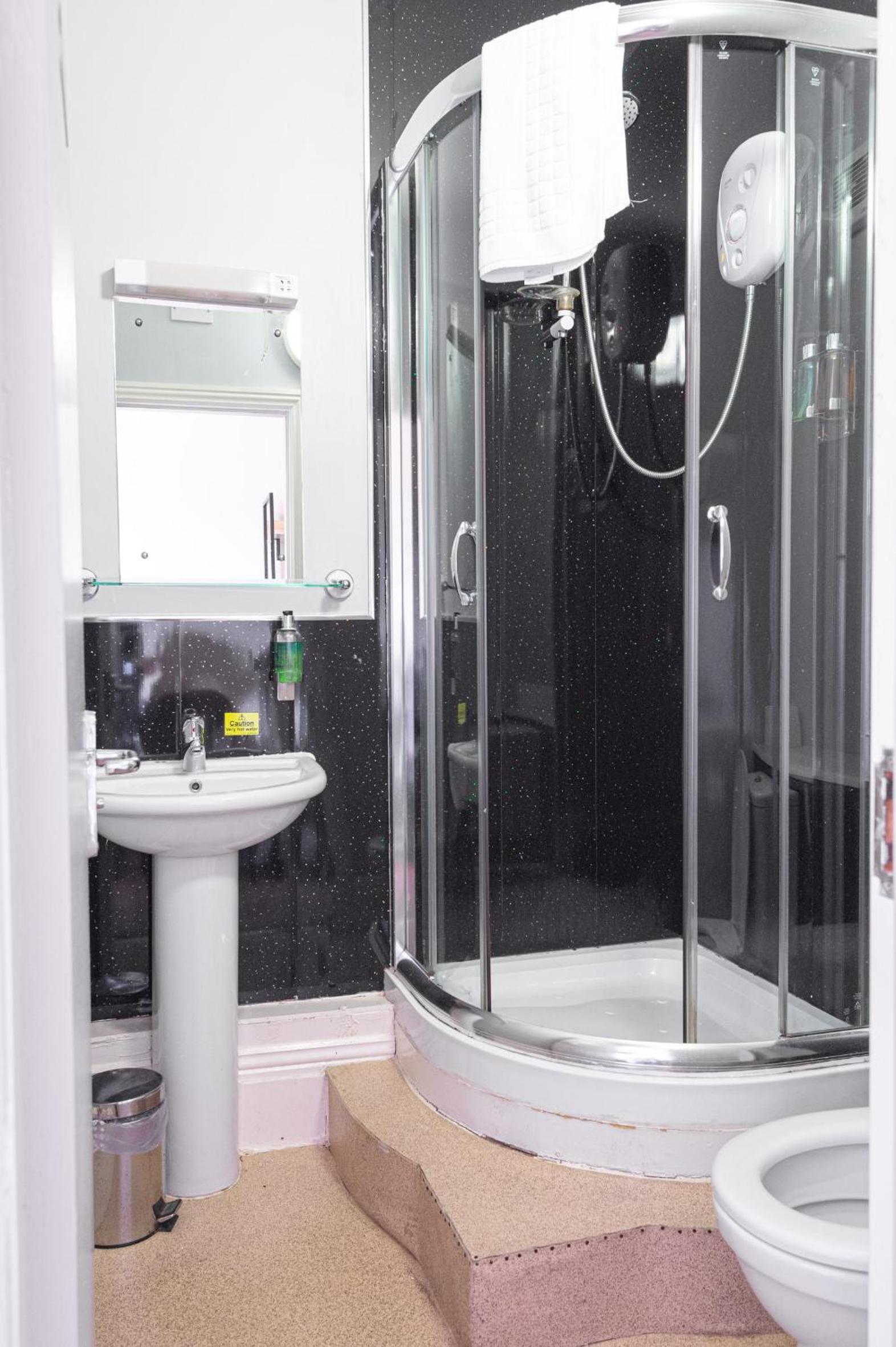 Twin Room with Private Bathroom - Photo 10