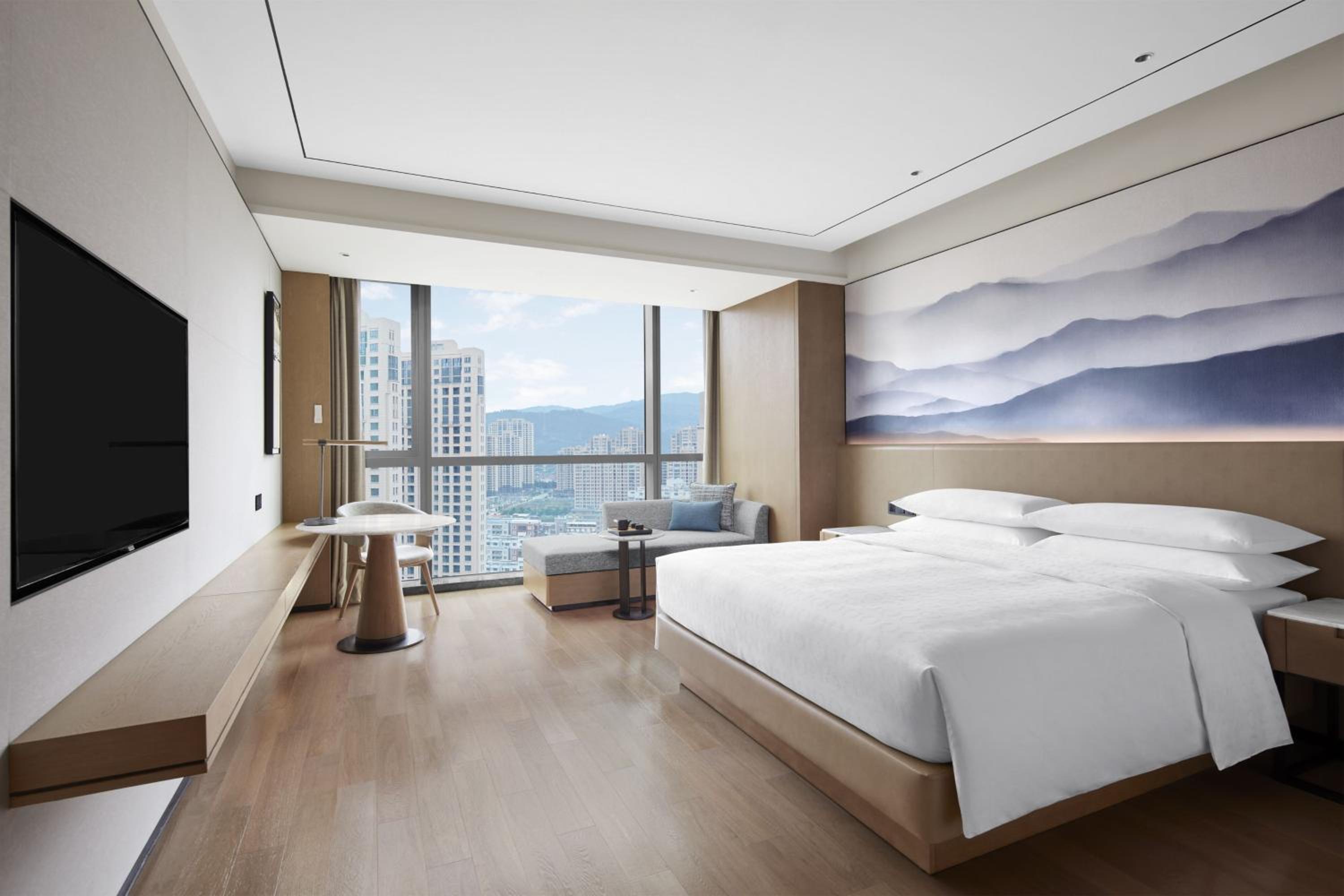 Executive Guest Room with King Bed and Lounge Access