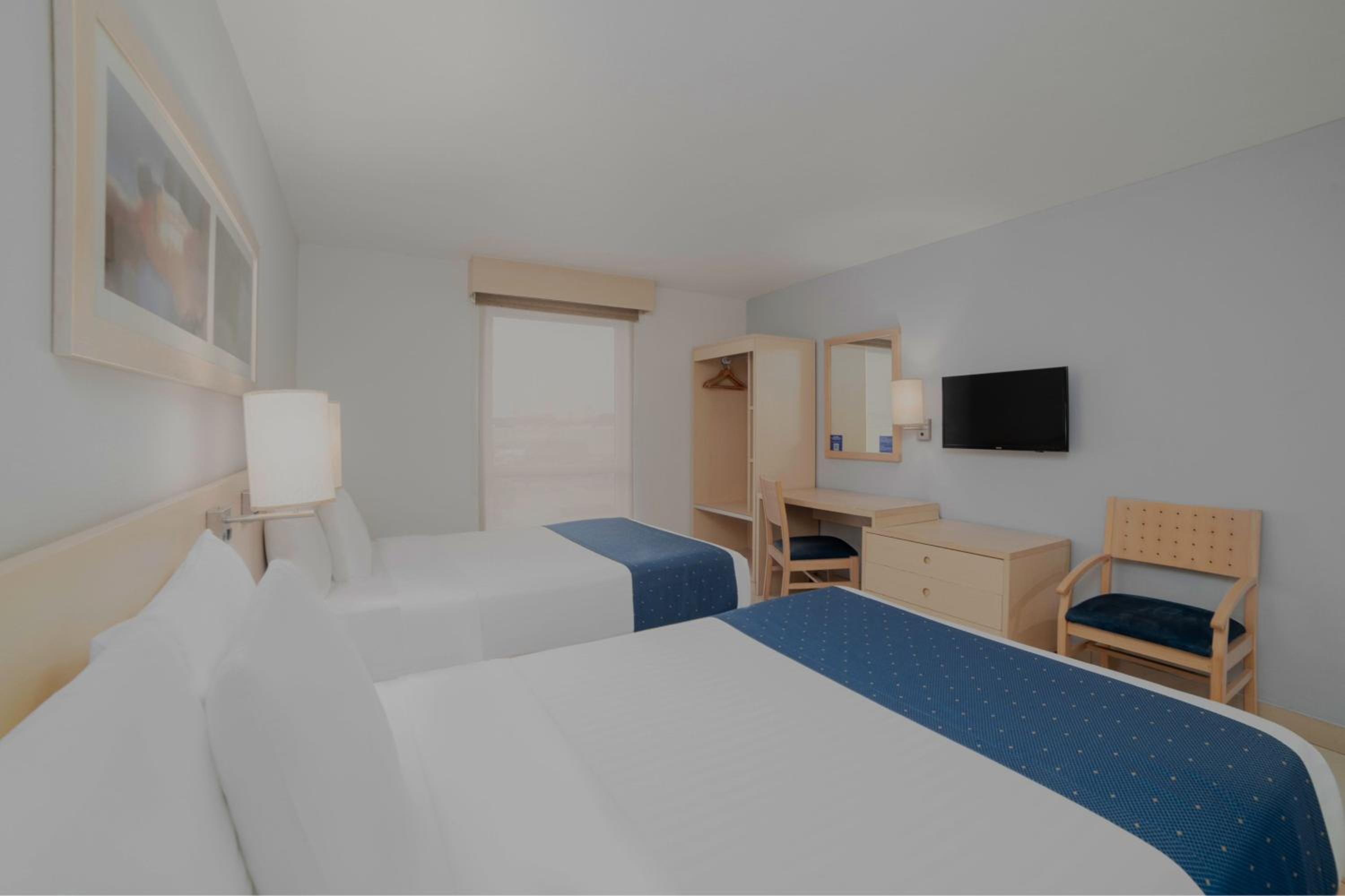 Double Room with Two Double Beds - Photo 6