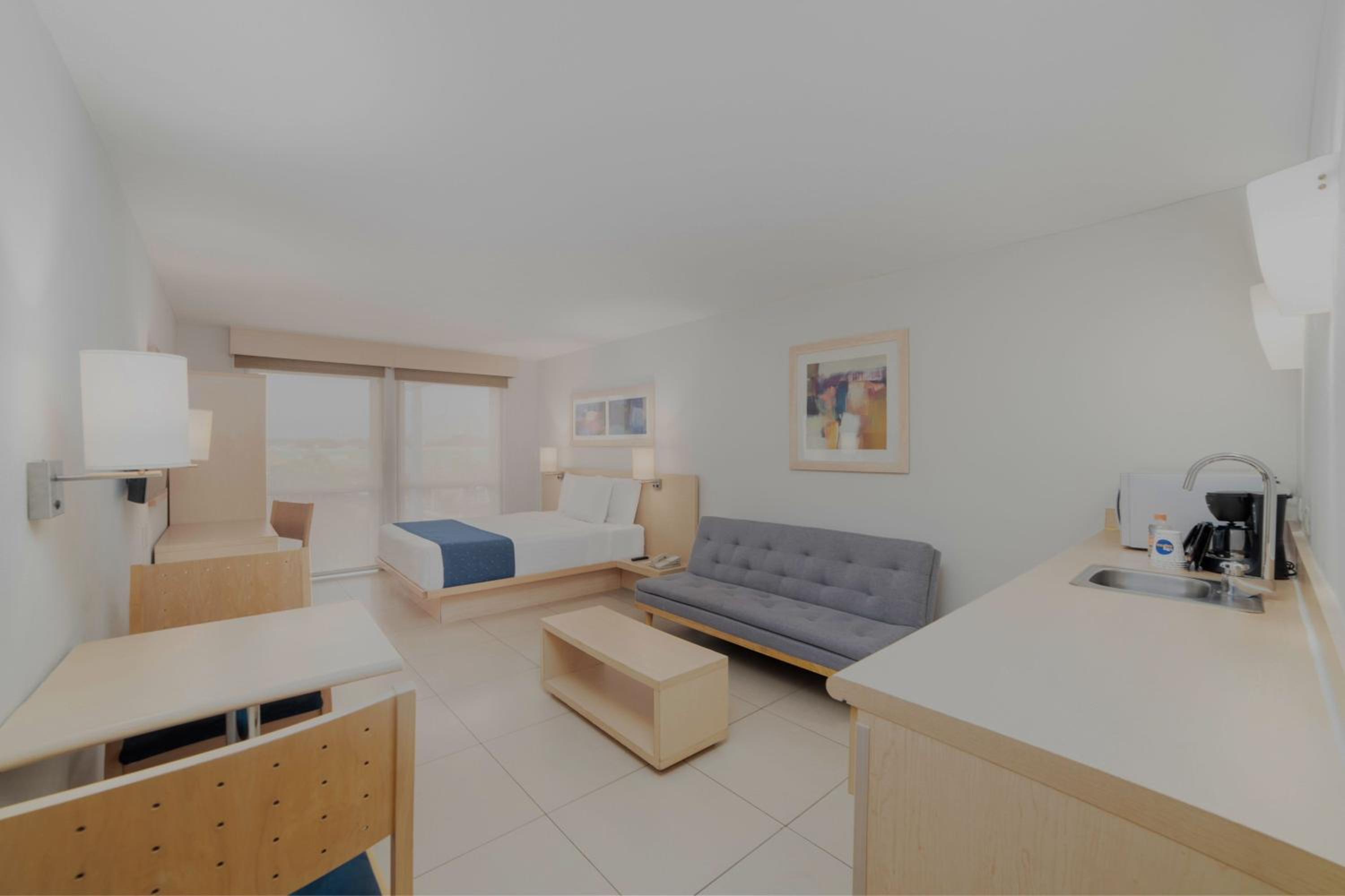 Queen Suite with Sofa Bed - Photo 5