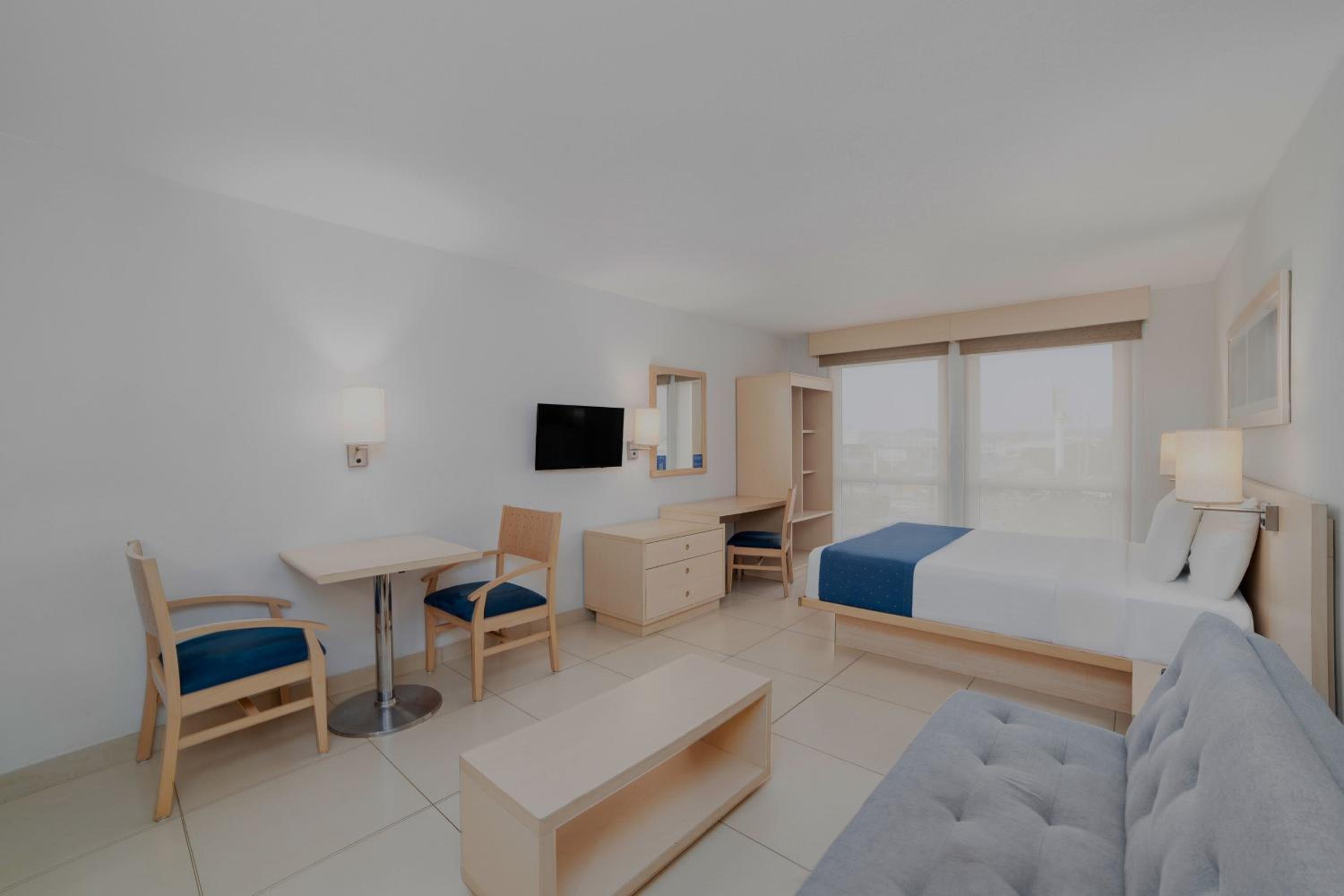 Queen Suite with Sofa Bed - Photo 3