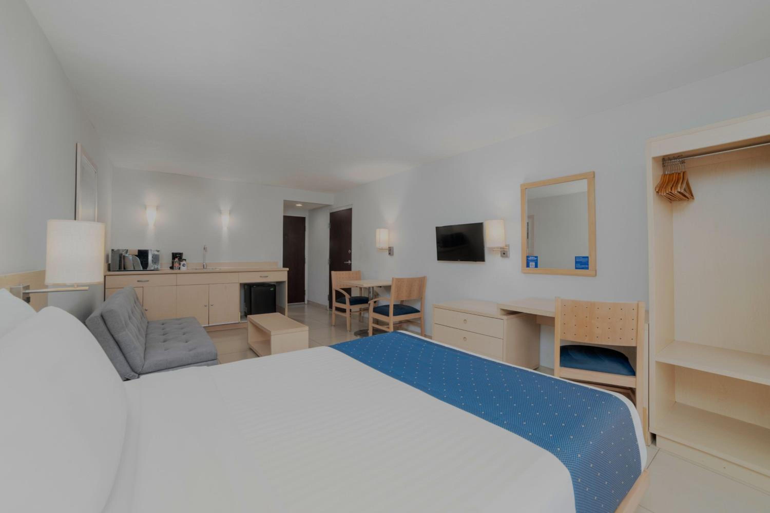 Queen Suite with Sofa Bed - Photo 2