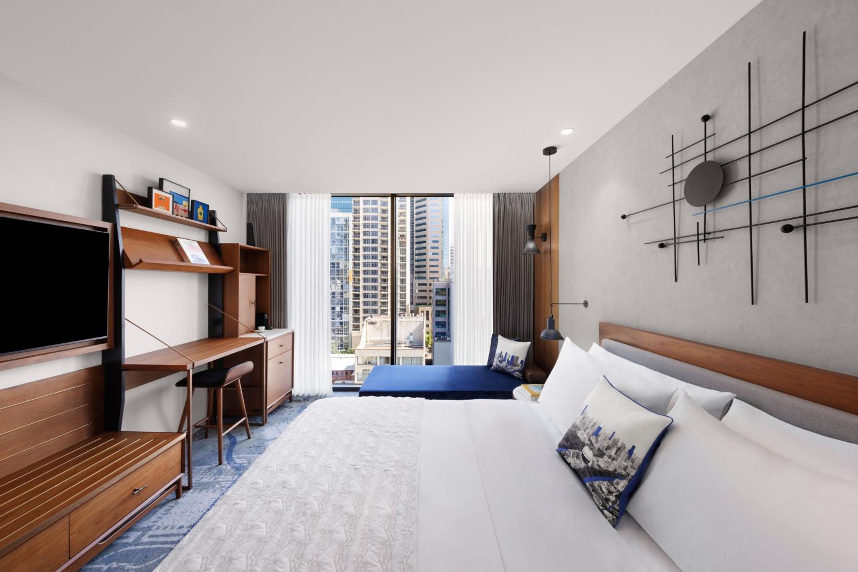 Superior King Room with City View - Photo 1