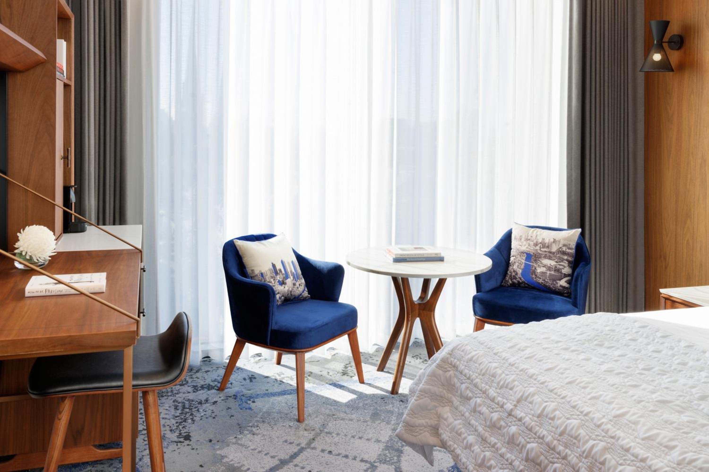 Superior King Room with City View - Photo 4