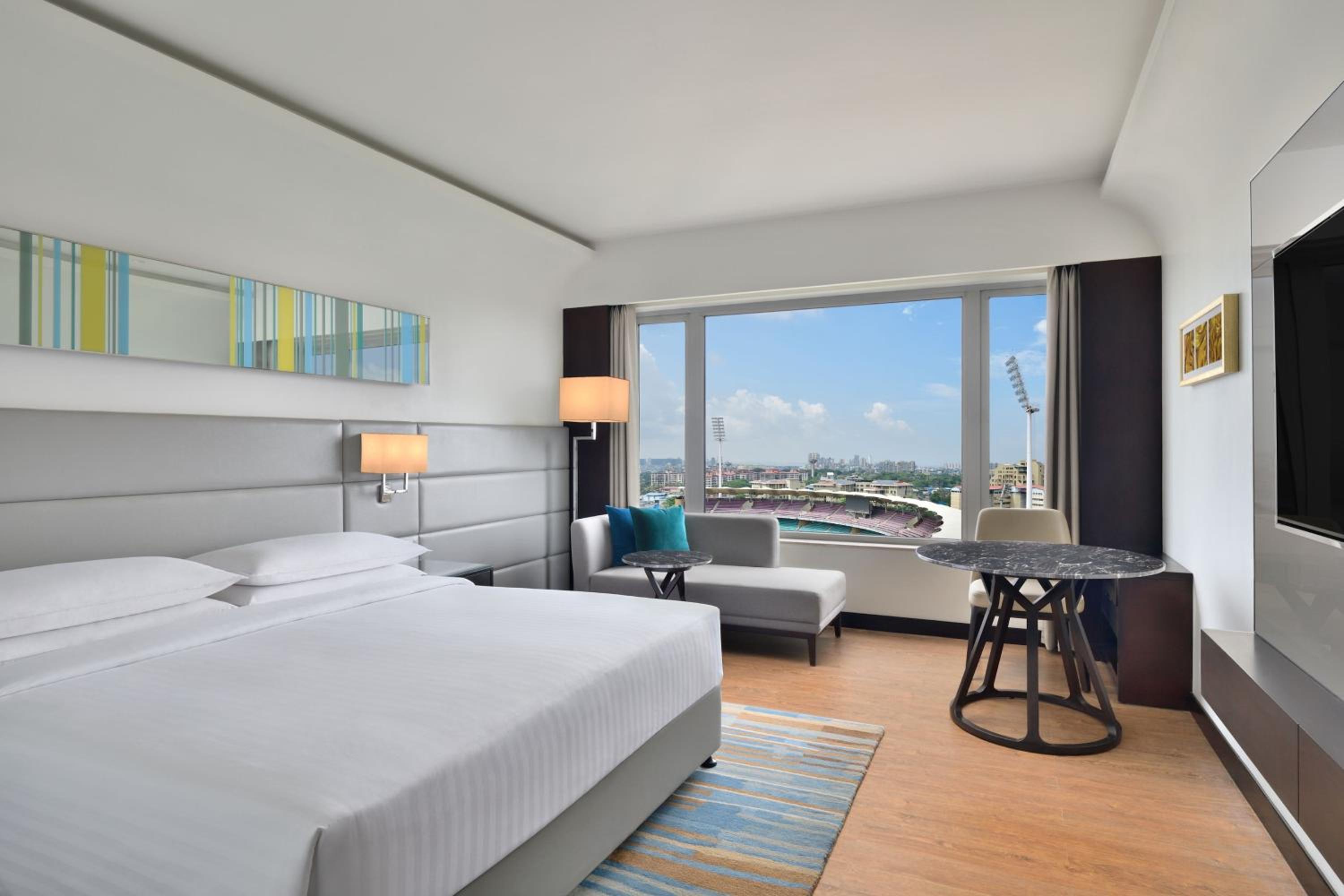 Executive Club, Executive lounge access, Guest room, 1 King, Stadium view - Photo 4