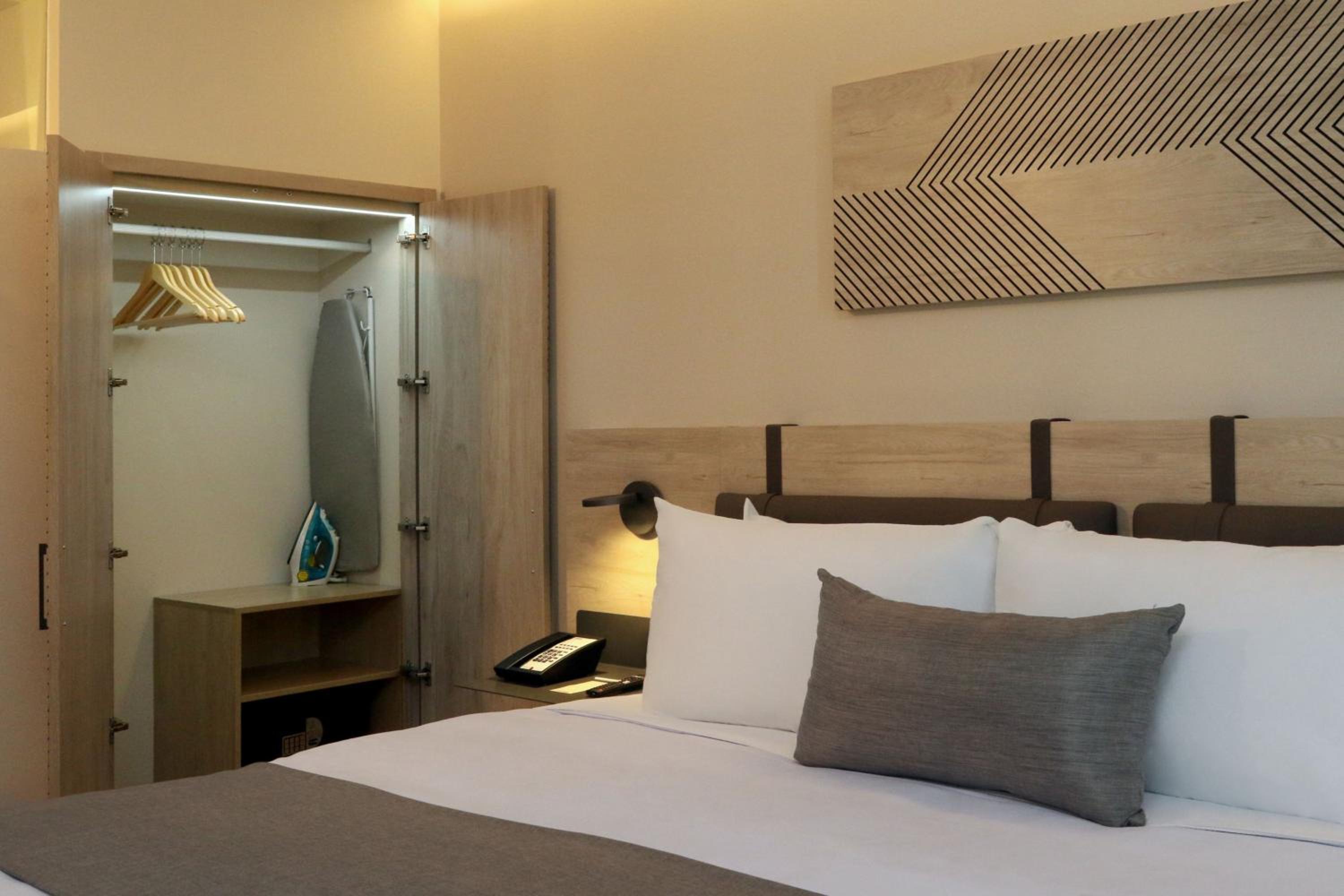 Standard King Room - Photo 7