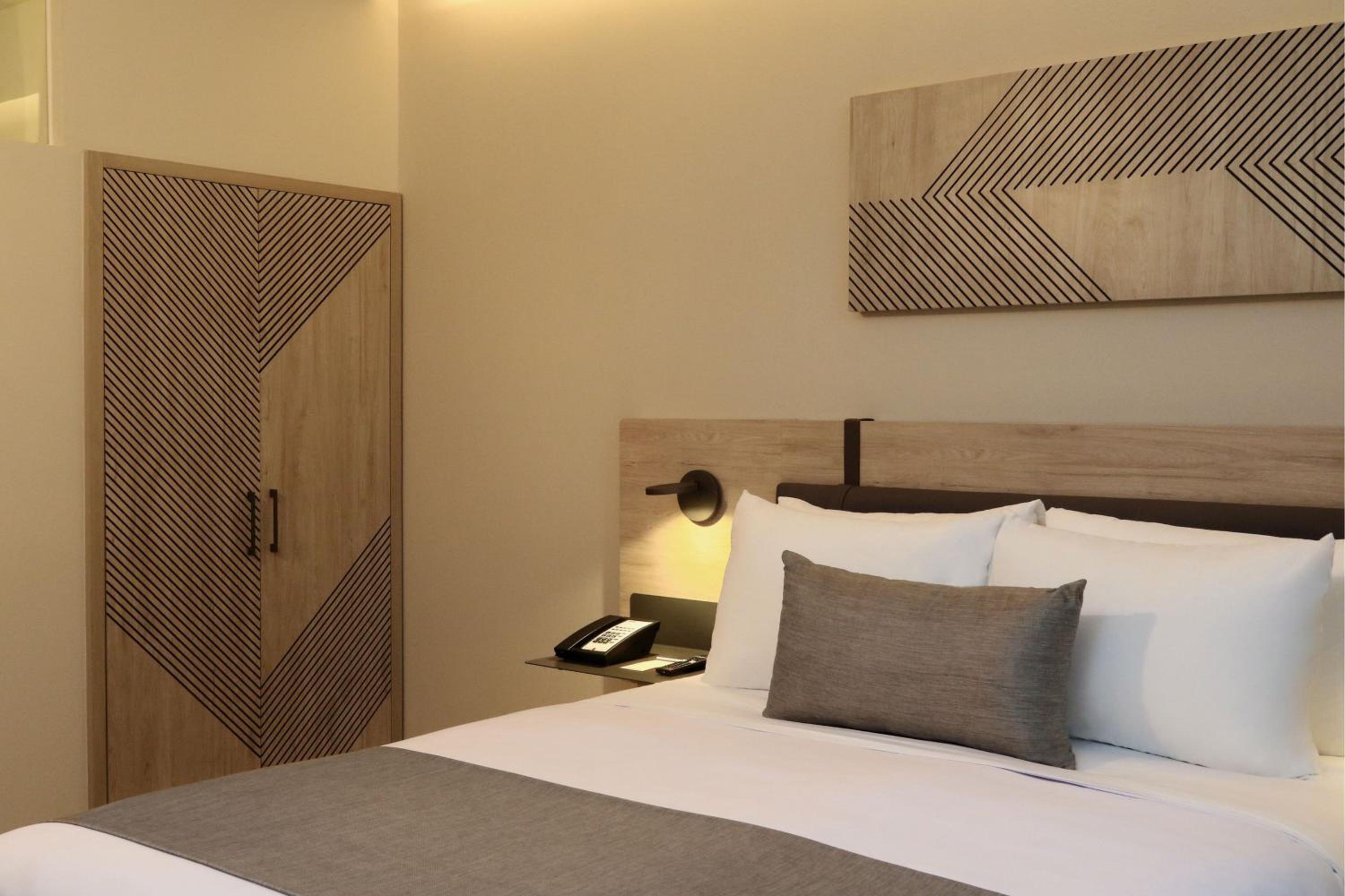 Standard Queen Room - Photo 9