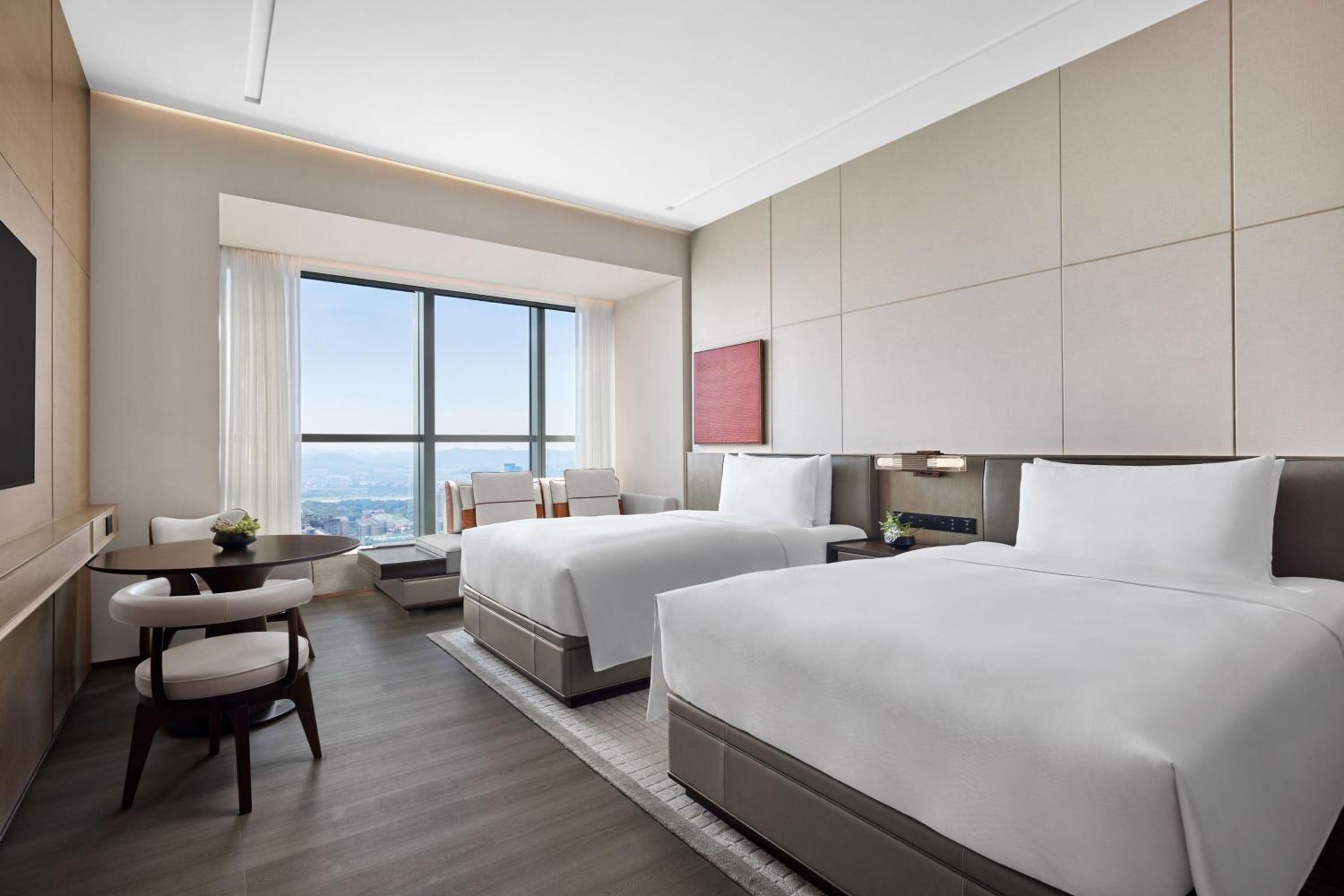 Twin Room with Skyline View - Photo 5