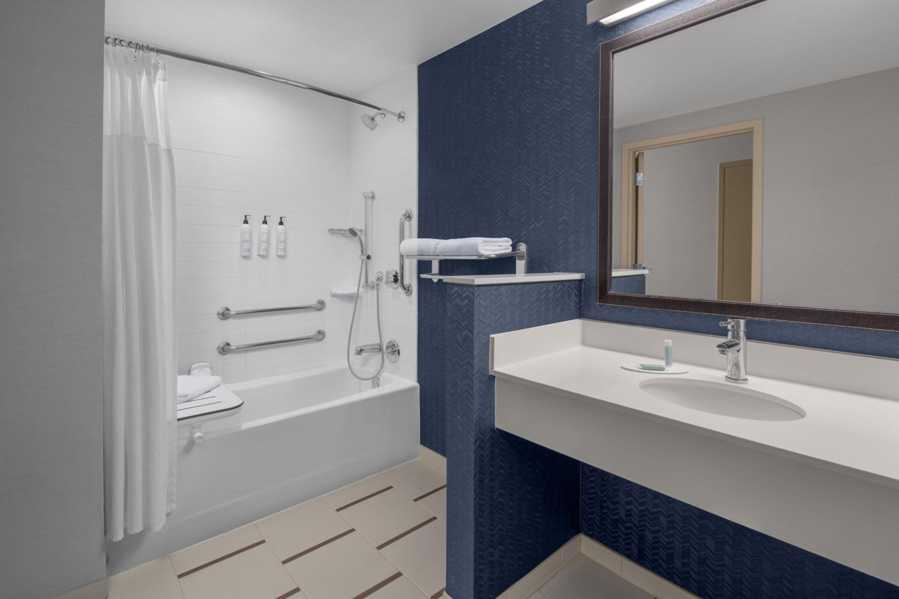 King Room with Transfer Shower - Mobility and Hearing Accessible photo 3