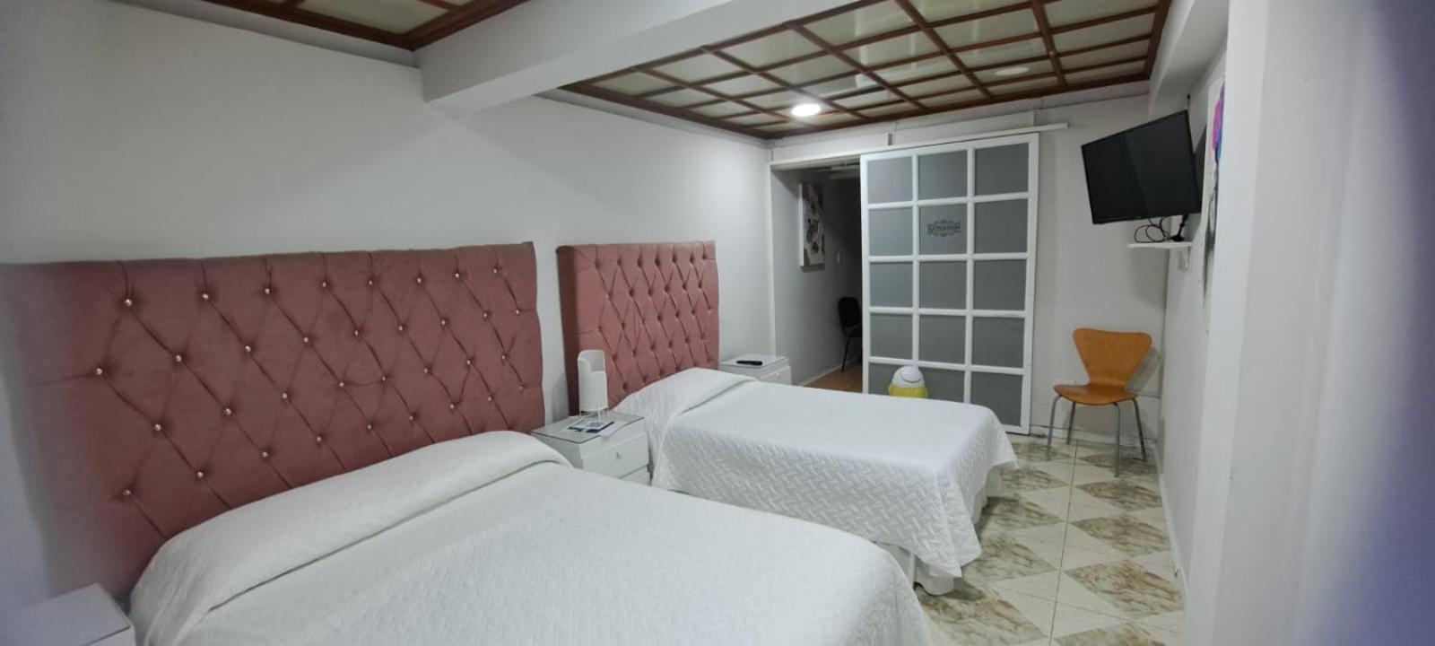 Quadruple Room with Bathroom - Photo 1