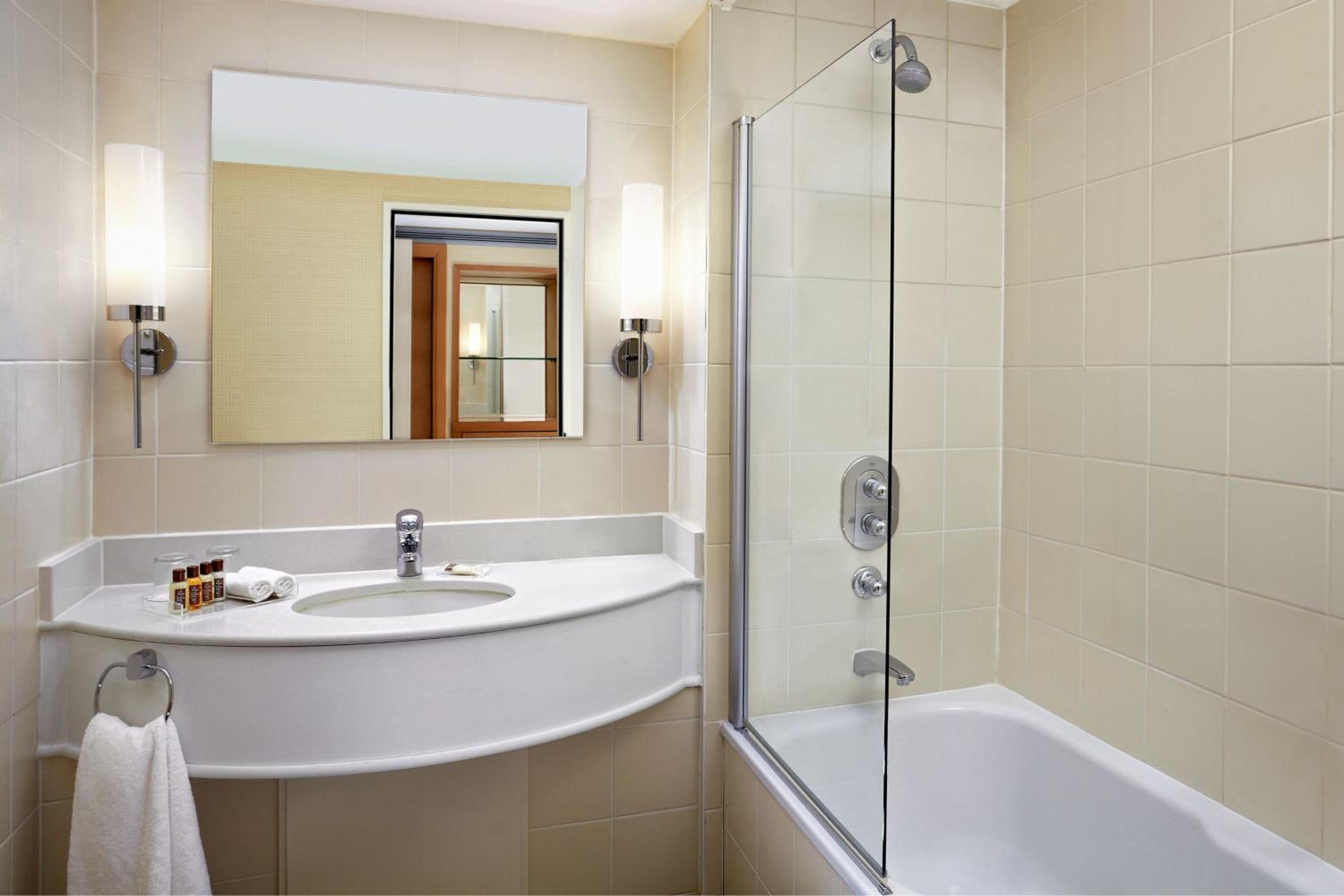 Junior Suite, Club lounge access, Junior Suite, 1 King thumbnail 5