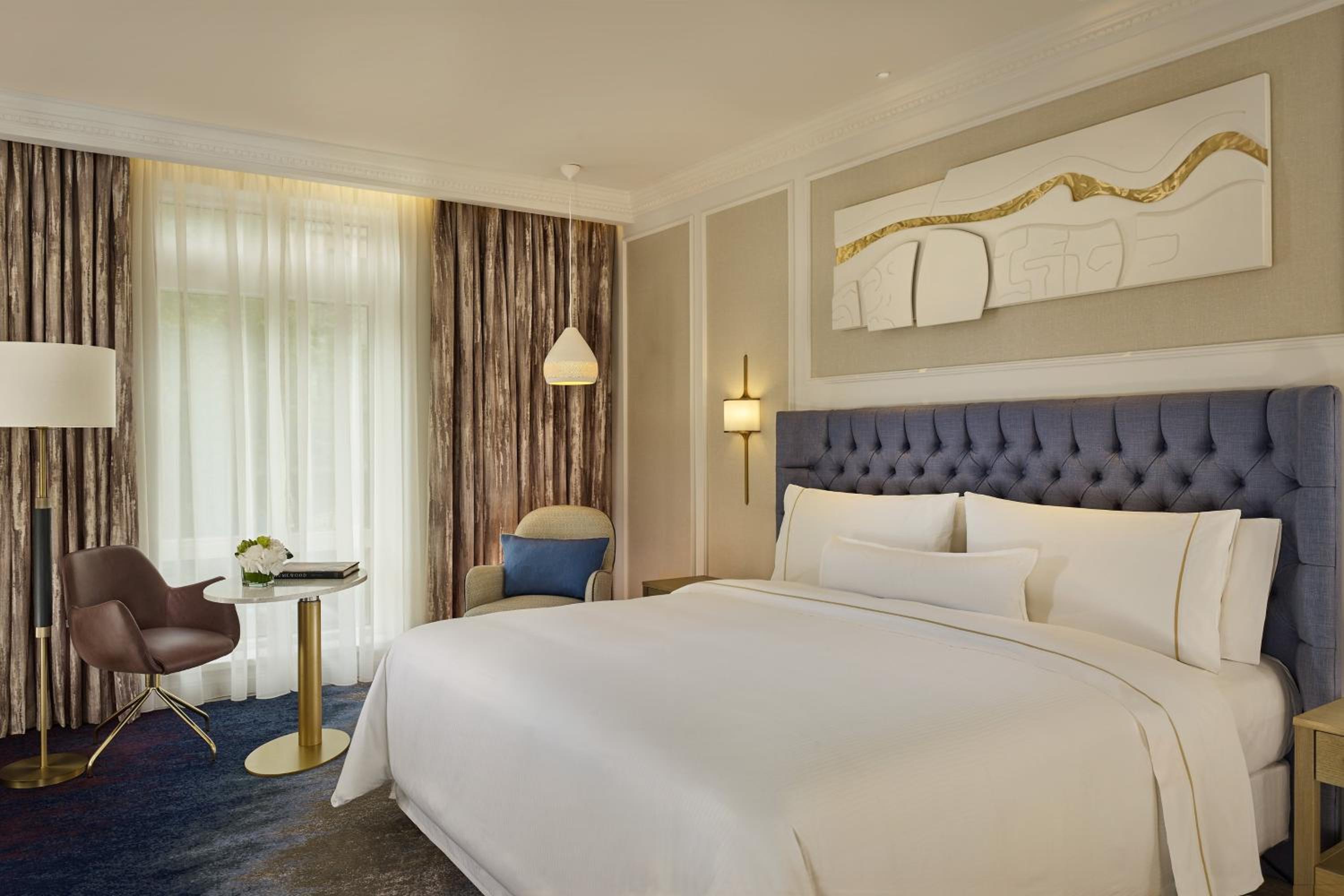 Superior Heritage Deluxe King Room with City View thumbnail 6