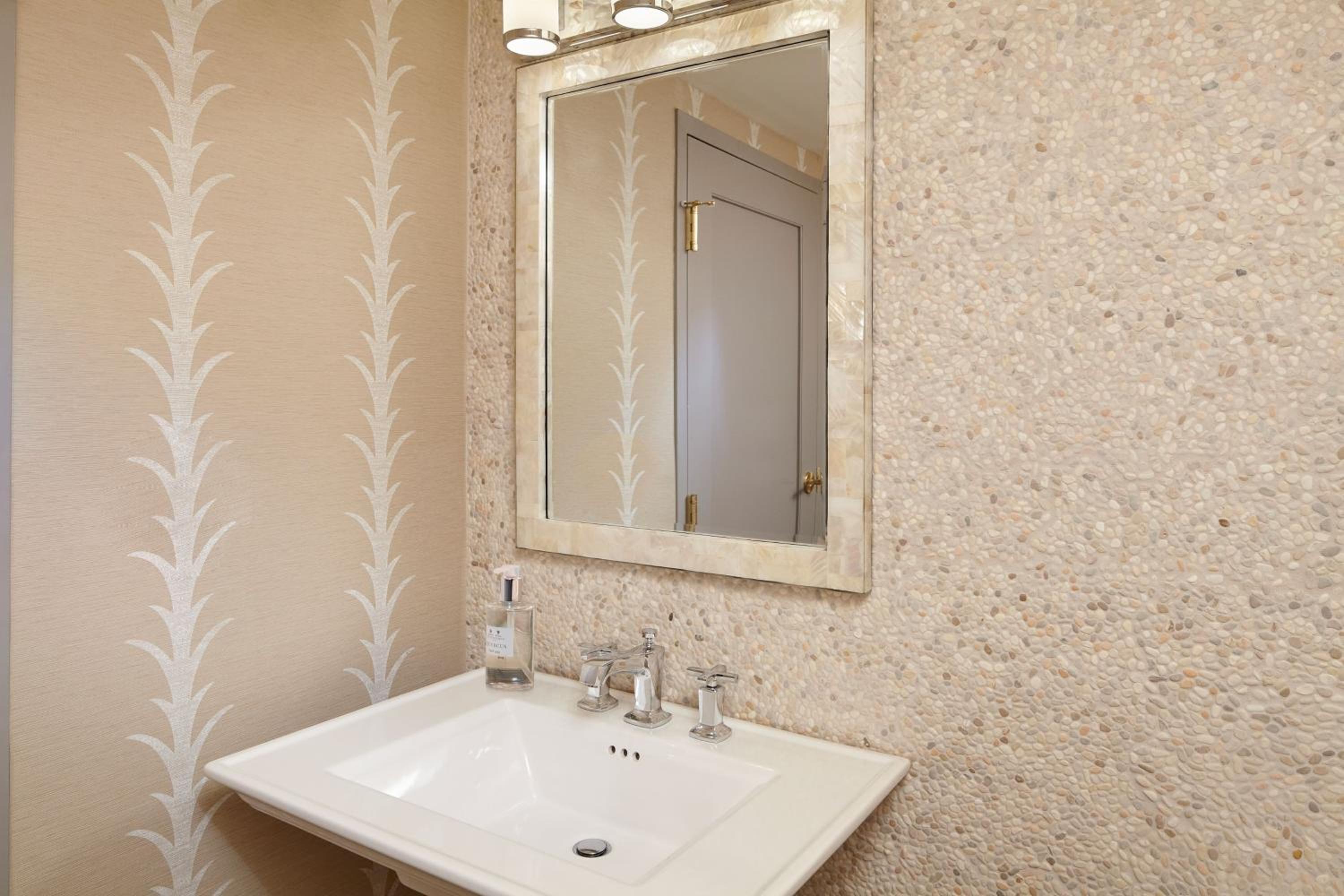 Large One-Bedroom King Suite with City View - Photo 10