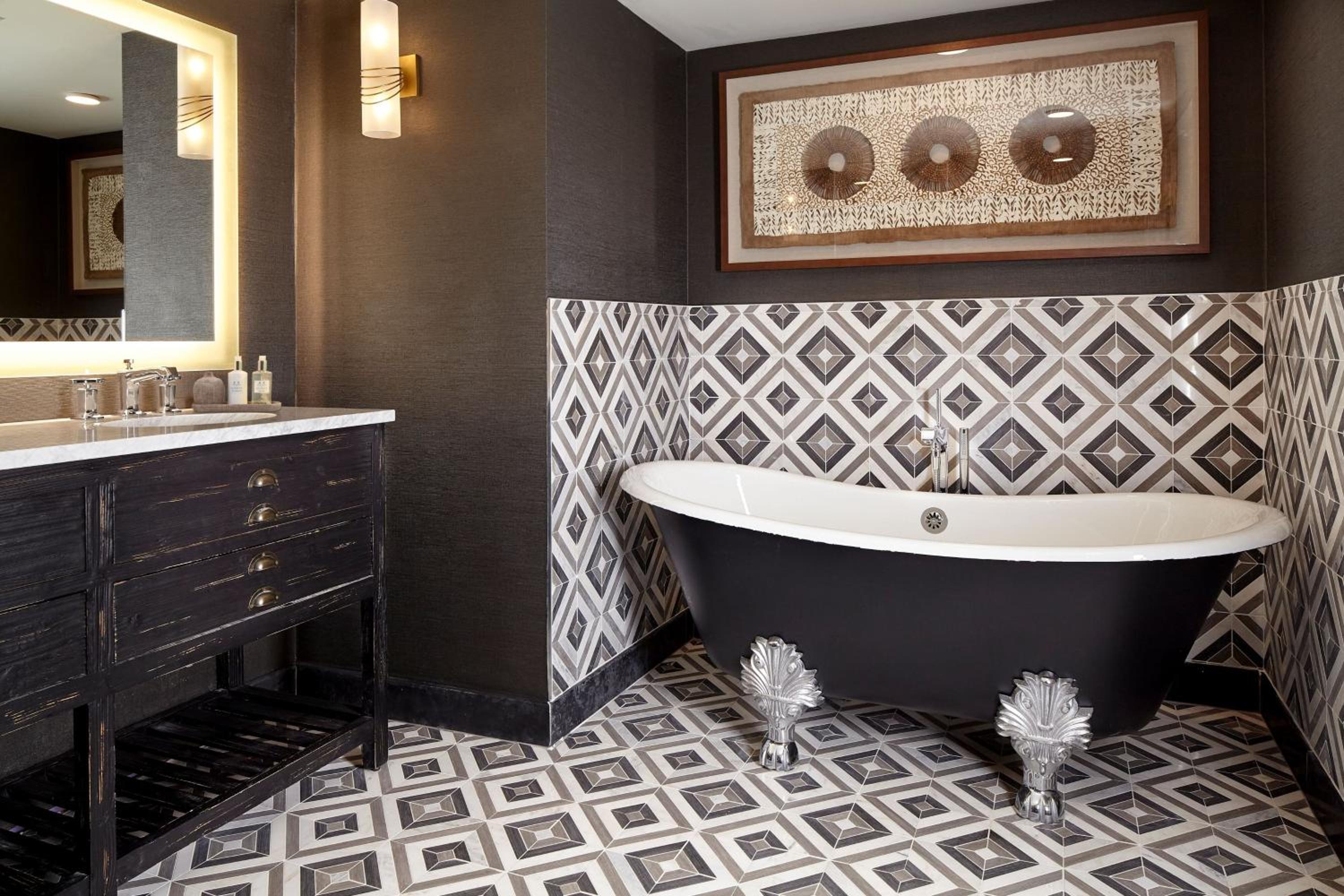 Junior King Suite with Pool View - Photo 6
